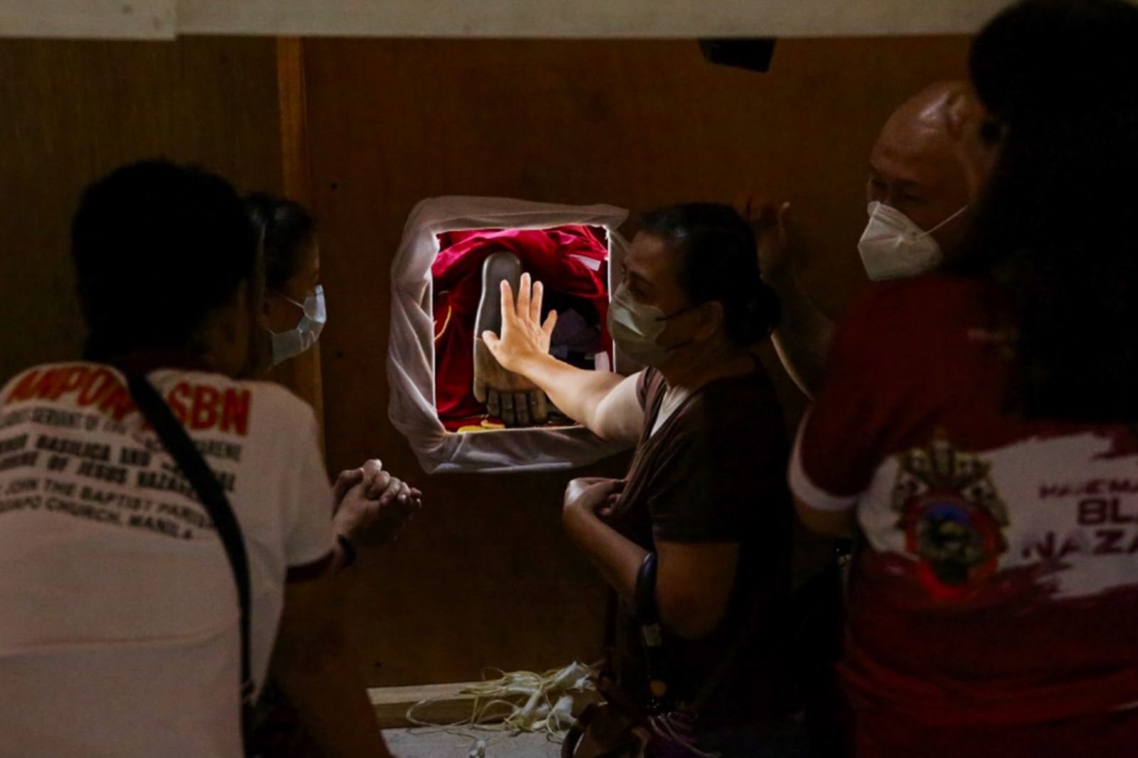 ABS-CBN - HAPLOS NG PANANAMPALATAYA Hawak ang kanilang mga panyo ...