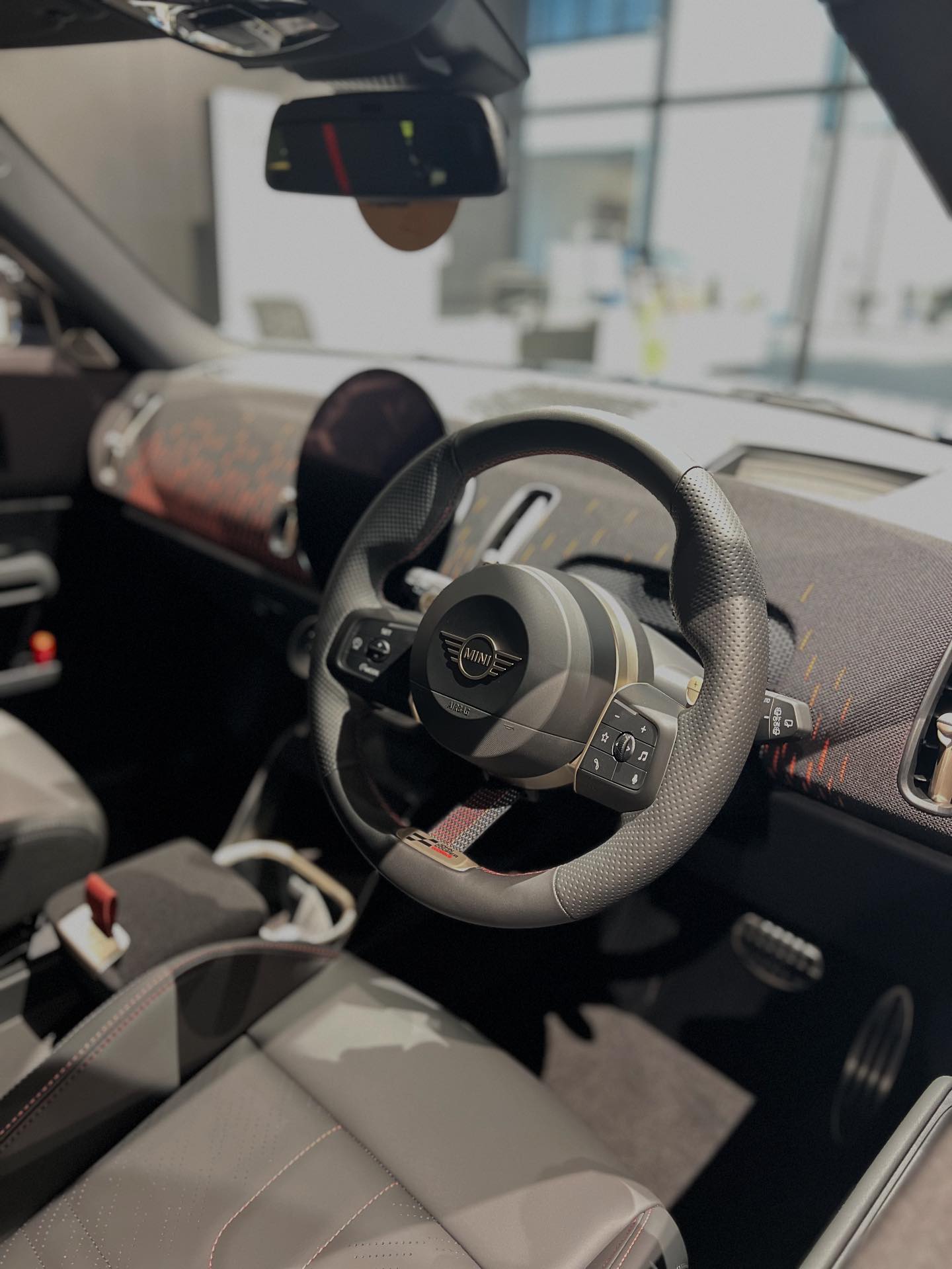 即納可能！展示車紹介💨】 今回は展示車 「MINI COUNTRYMAN JCW」をご
