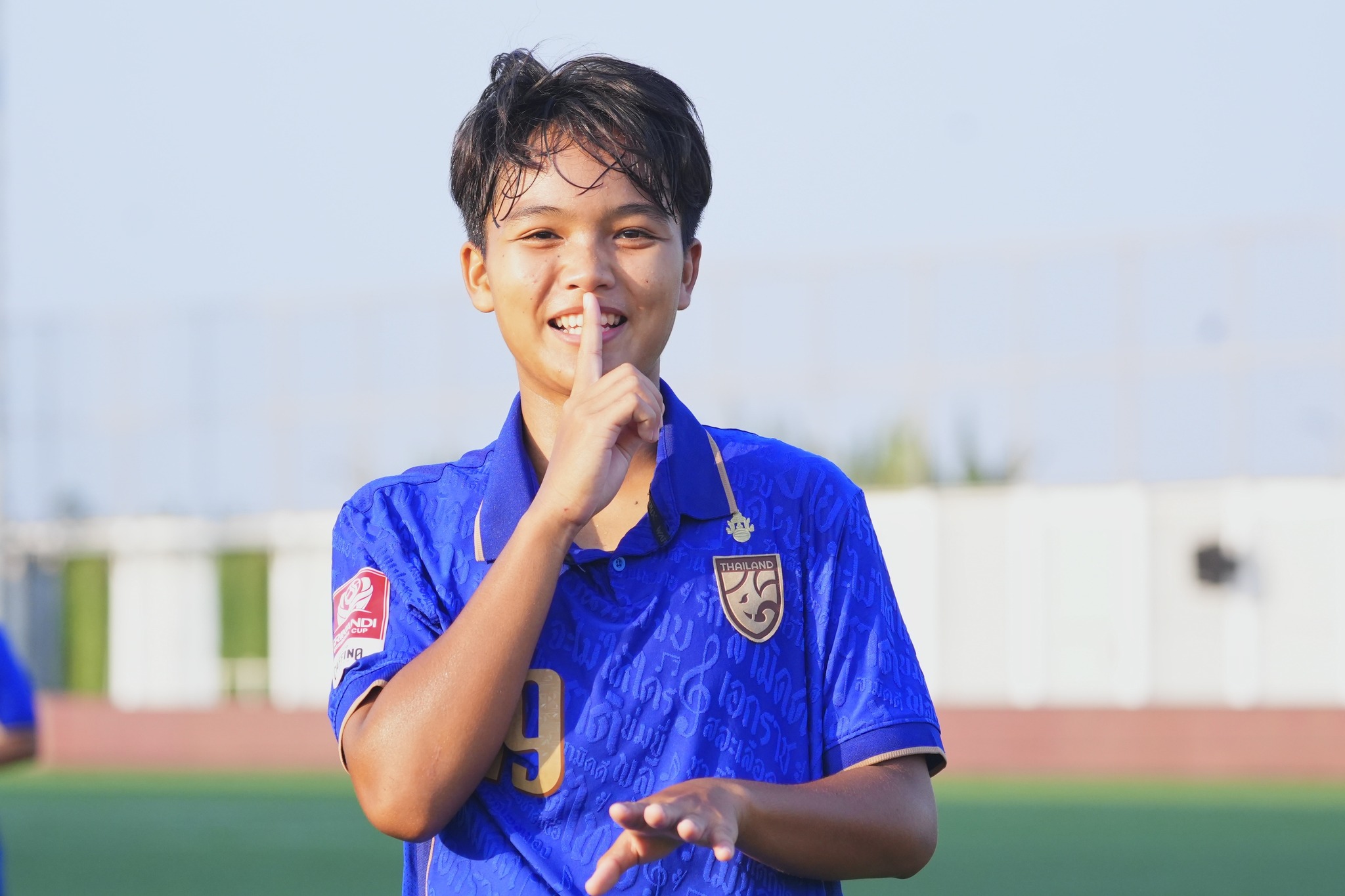 ฟุตบอลหญิงไทย U17 เอาชนะ มาเลเซีย 5-1 ลิ่วรอบชิงฯ Srikandi Merdeka Cup 2026 ------------- วันที่ 21 สิงหาคม 2569 เวลา 15.00 น. ณ ซูเปอร์ ซอคเกอร์ อารีนา คุดุส จังหวัดชวากลาง ประเทศอินโดนีเซีย การแข่งขันฟุตบอลหญิง Srikandi Merdeka Cup 2026 รอบรองชนะเลิศ ฟุตบอล