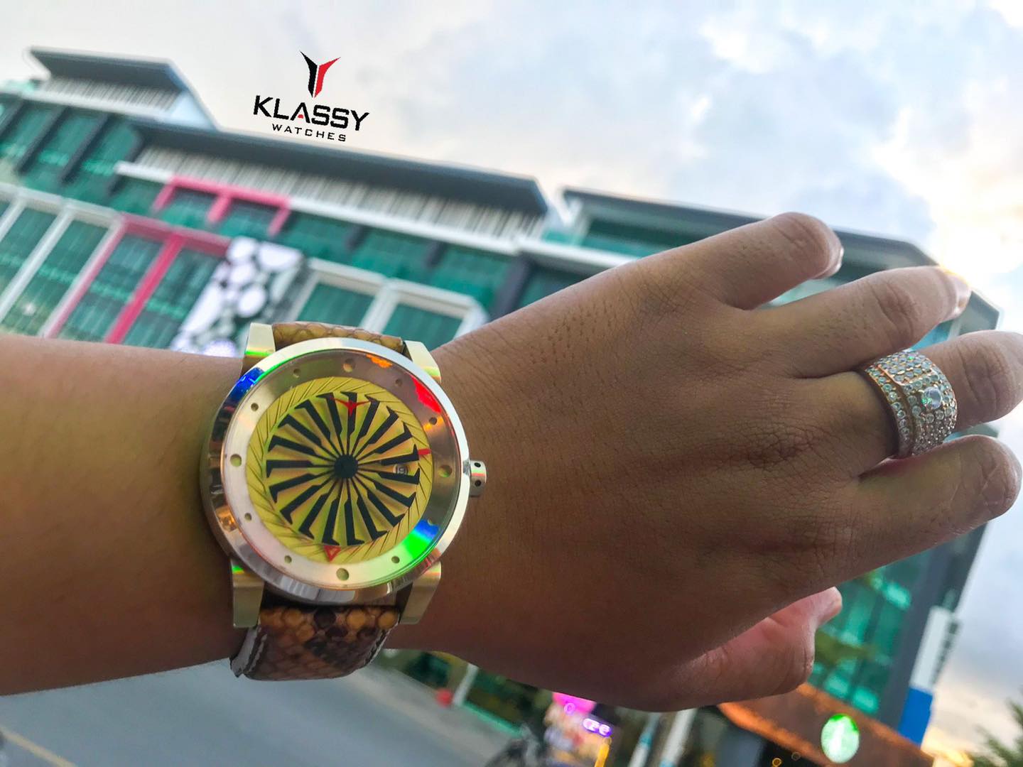 Good morning world ? Model: Zinvo Blade Gold ?: by #DaRa Contact 