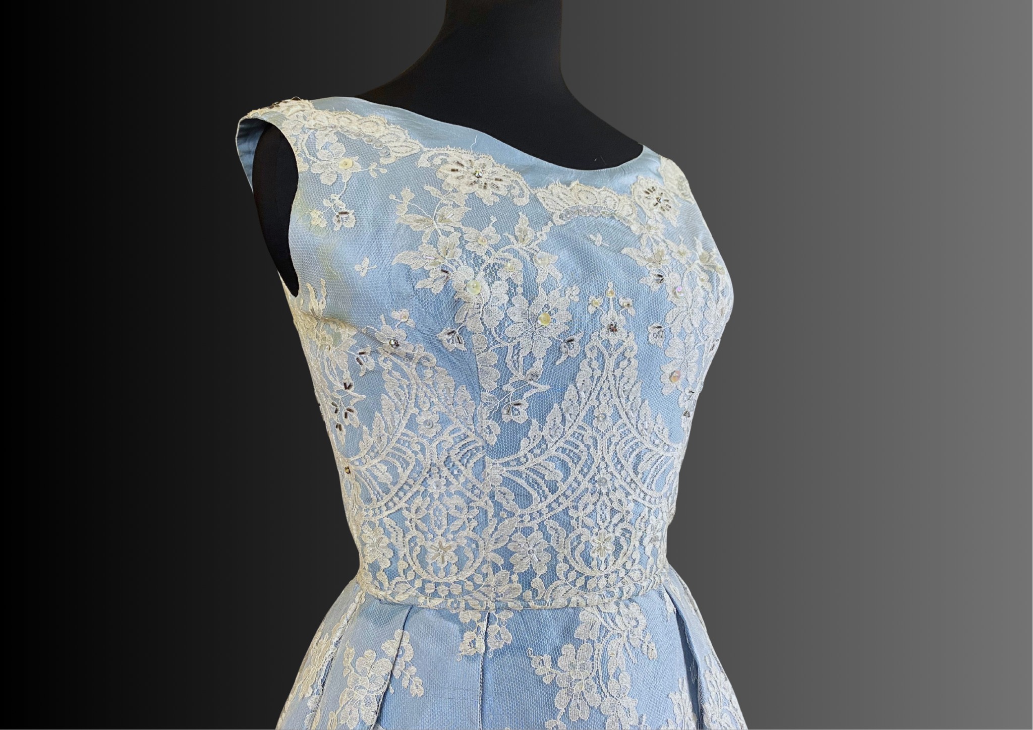 🍹What did cocktail elegance look like in 1960s Aotearoa? 👗This month we're showcasing a dreamy early-1960s cocktail dress in blue silk and lace, designed and made by Rosalie Gwilliam. 🥉Inspired by the