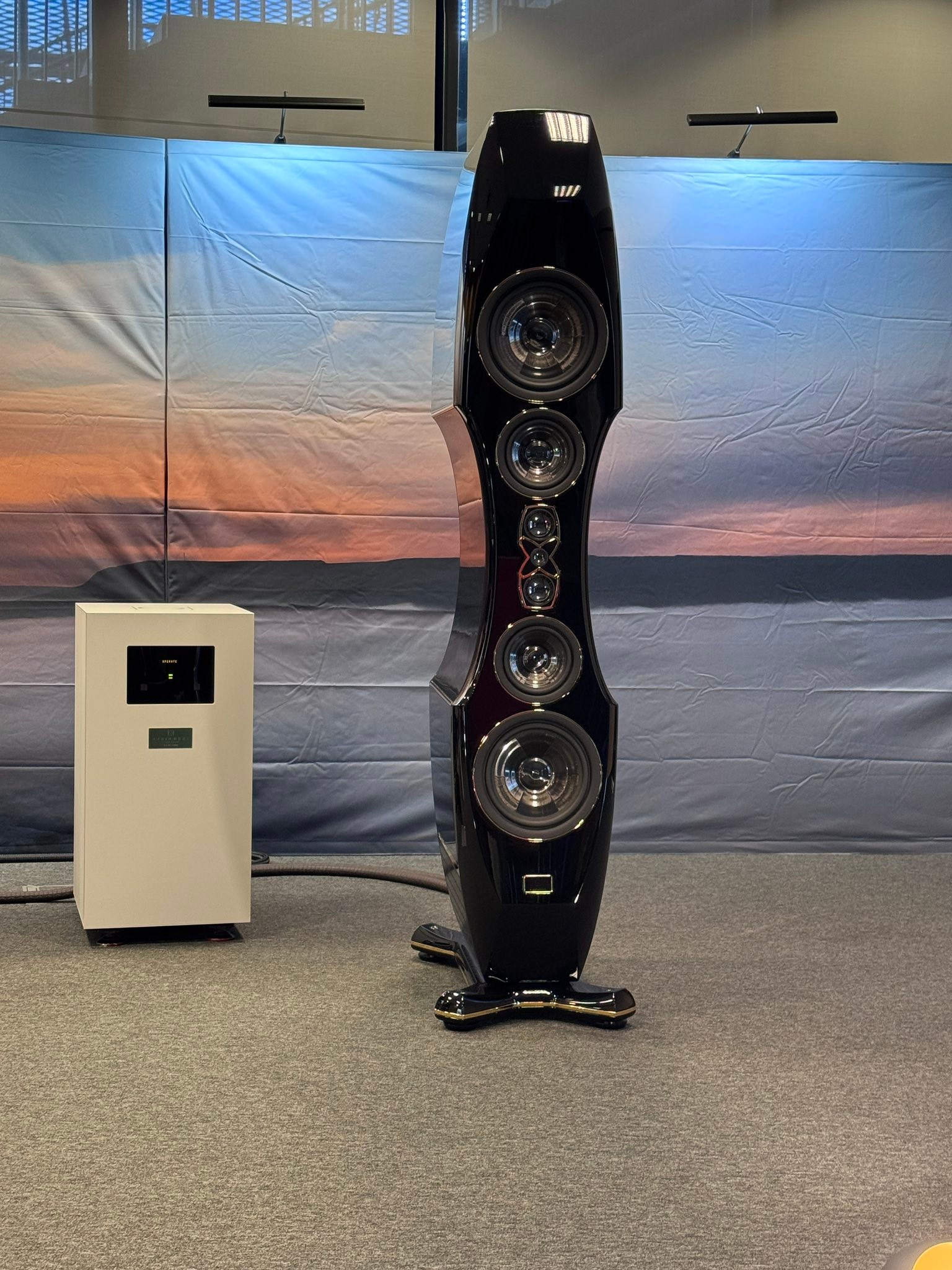 Stereo - Zwei Türme nebeneinander - Kharma Lautsprecher und Goldmund ...