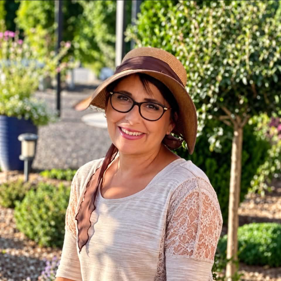A little October magic in my garden this evening. A mix of colors ...