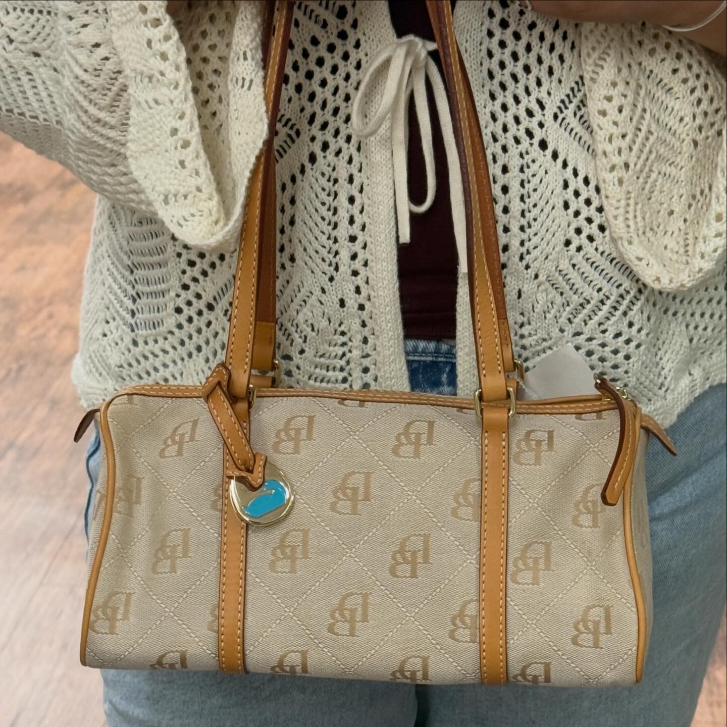 ✨ Classic charm with a timeless twist 🤎👜 Previously owned  display picture 1