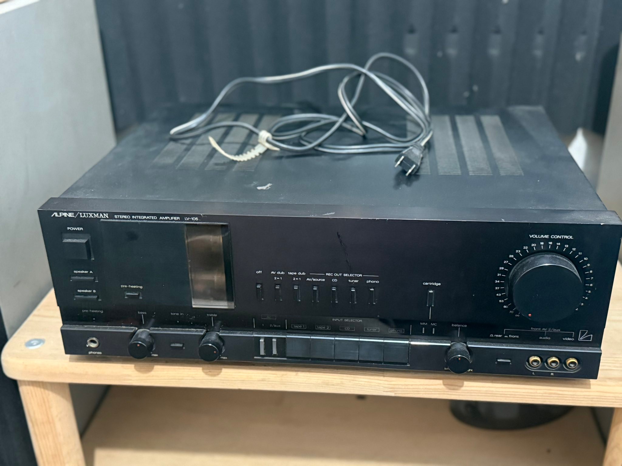 Amplifier LUXMAN LV-105 ( AC 100V ) តំលៃ : 190$ Number