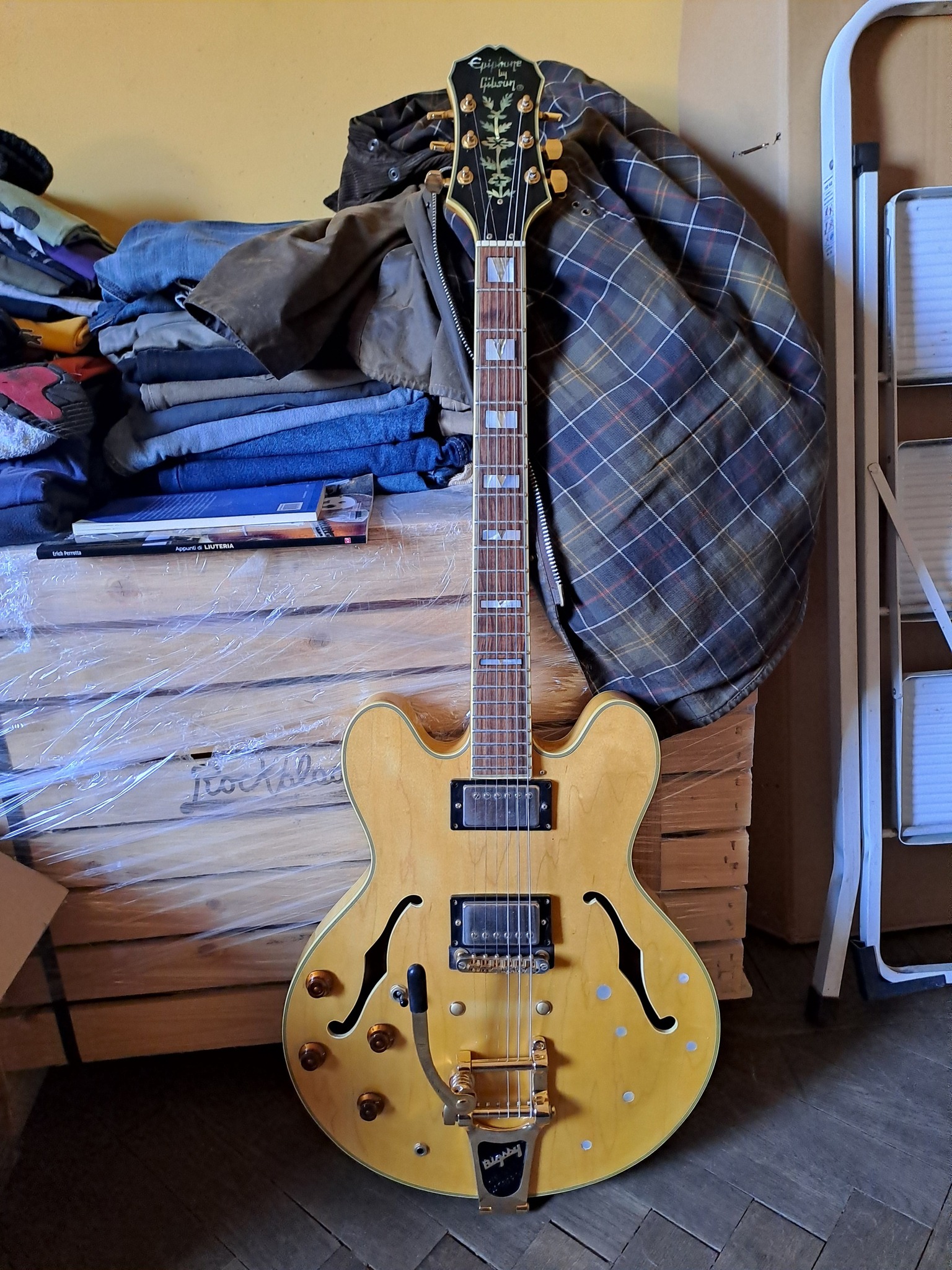 TAKA108MEpiphone CASINO 83‘s I have this 1983 Epiphone Casino on loan at the moment. Nice thing!