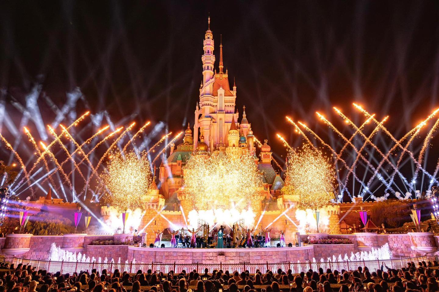 News5 - LEA SALONGA IN DISNEYLAND 🏰🎶 Nag-perform ang award-winning ...