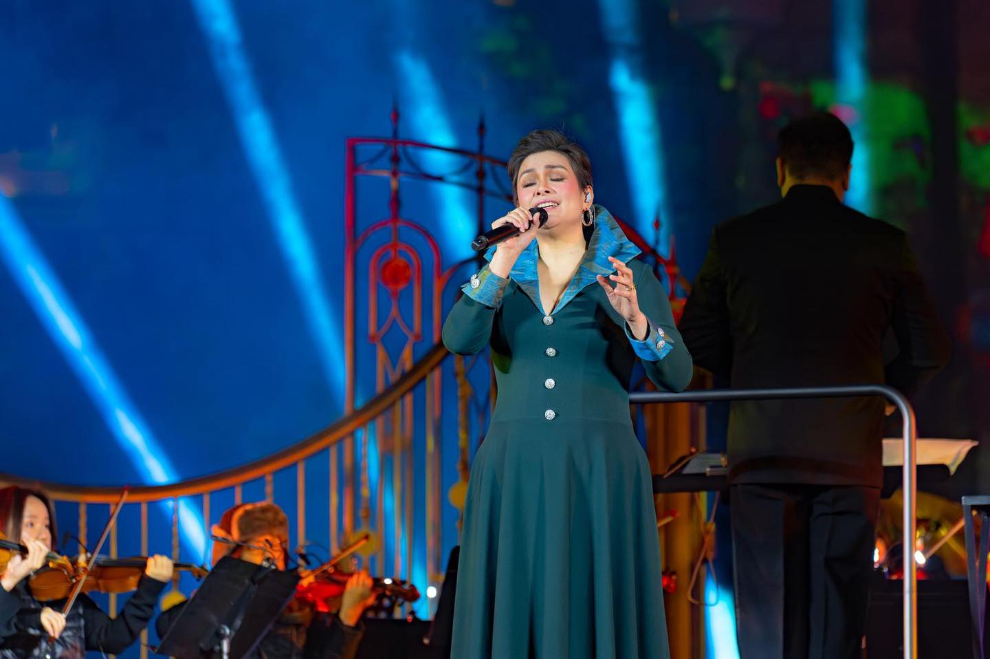 News5 - LEA SALONGA IN DISNEYLAND 🏰🎶 Nag-perform ang award-winning ...