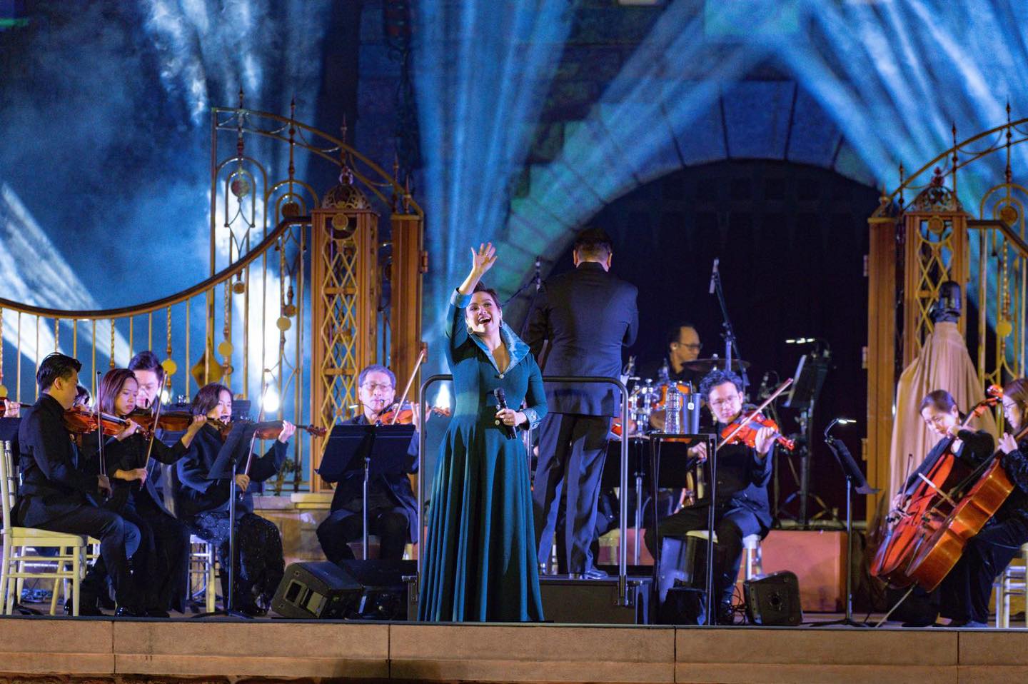 News5 - LEA SALONGA IN DISNEYLAND 🏰🎶 Nag-perform ang award-winning ...