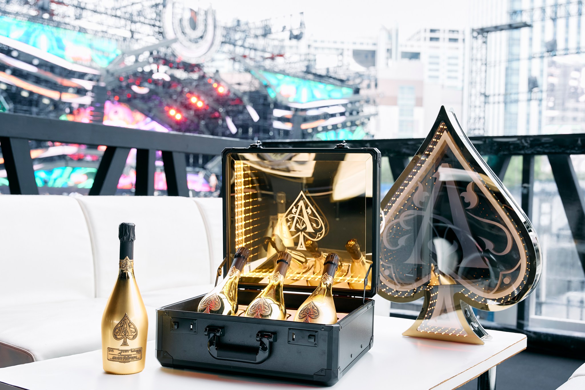 今年もアルマン・ド・ブリニャックがULTRA JAPANを彩る🥂 ゴールドに