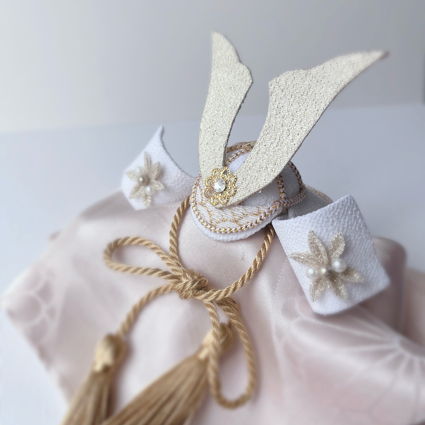 つまみ細工 - つまみ細工のうさぎです? つまみ細工作品で、服を着せた 