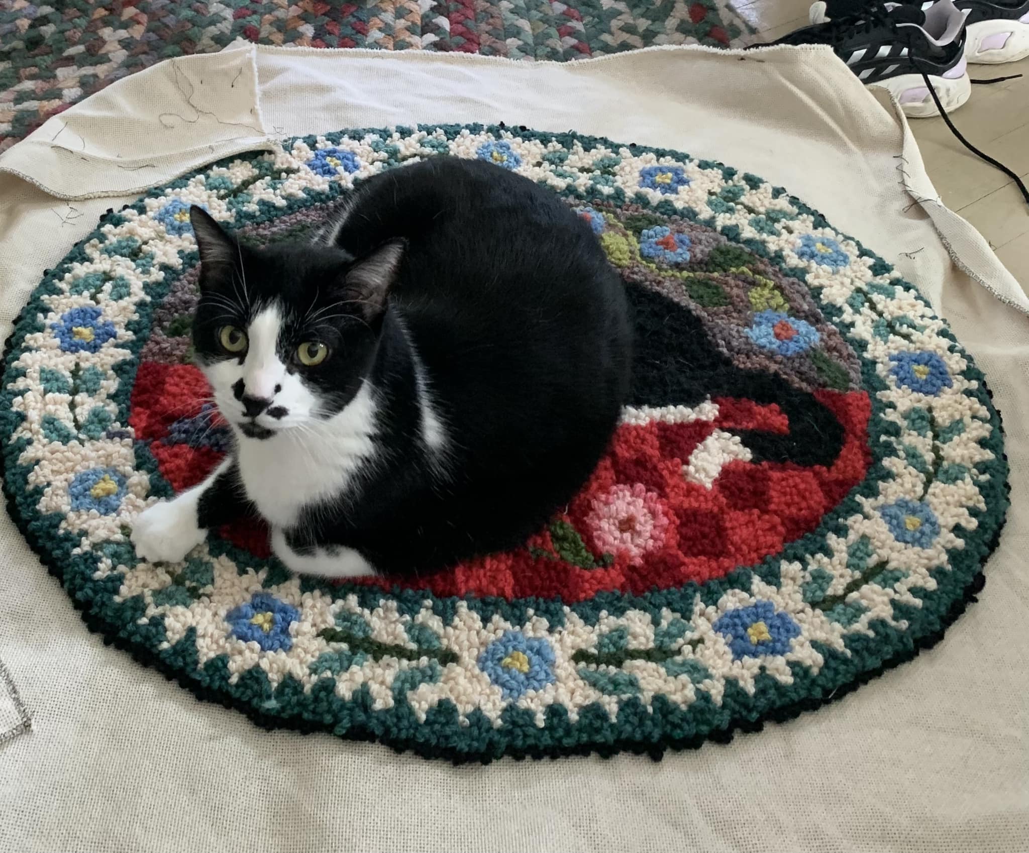Finishing a 25-year-old Claire Murray rug hooking project