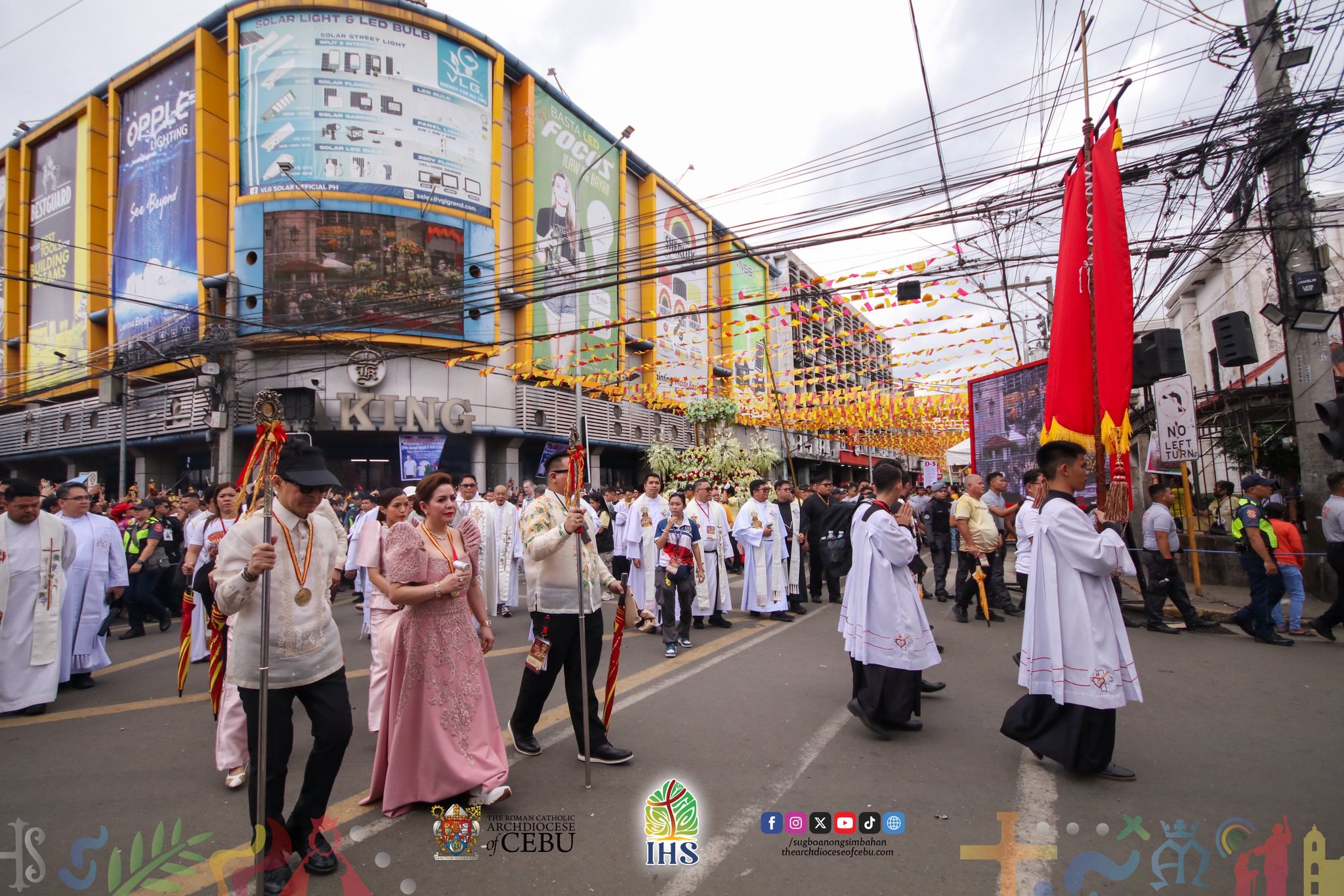 GMA - TINGNAN: Nagsimula na ang Solemn Foot Procession bilang bahagi ng ...
