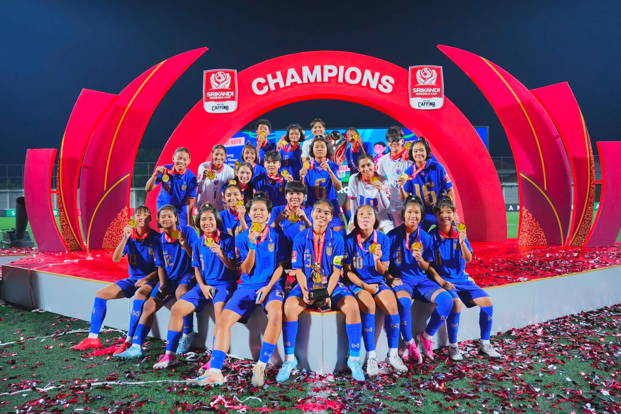 𝐆𝐨𝐨𝐝 𝐦𝐨𝐦𝐞𝐧𝐭𝐬🏆 | เก็บตกโมเมนต์ของฟุตบอลหญิงไทย U17 กับการฉลองแชมป์ 𝗦𝗿𝗶𝗸𝗮𝗻𝗱𝗶 𝗠𝗲𝗿𝗱𝗲𝗸𝗮 𝗖𝗨𝗣 𝟮𝟬𝟮𝟲 ที่ประเทศอินโดนีเซีย โดยทัวร์นาเมนต์ต่อไปของฟุตบอลหญิงไทย U17 คือการสู้ศึกชิงแชมป์เอเชีย รุ่นอายุไม่เกิน 17 ปี รอบคัดเลือก ระหว่างวันที่ 5-11 ตุลาคม 256
