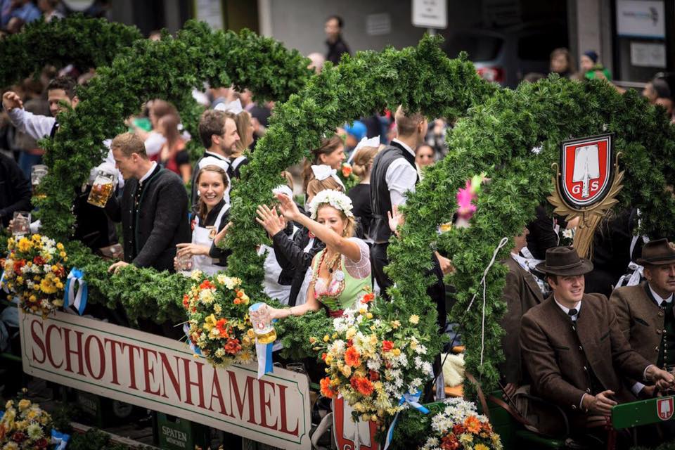 Oktoberfest Morgen Um 10 45 Uhr Beginnt Der Einzug