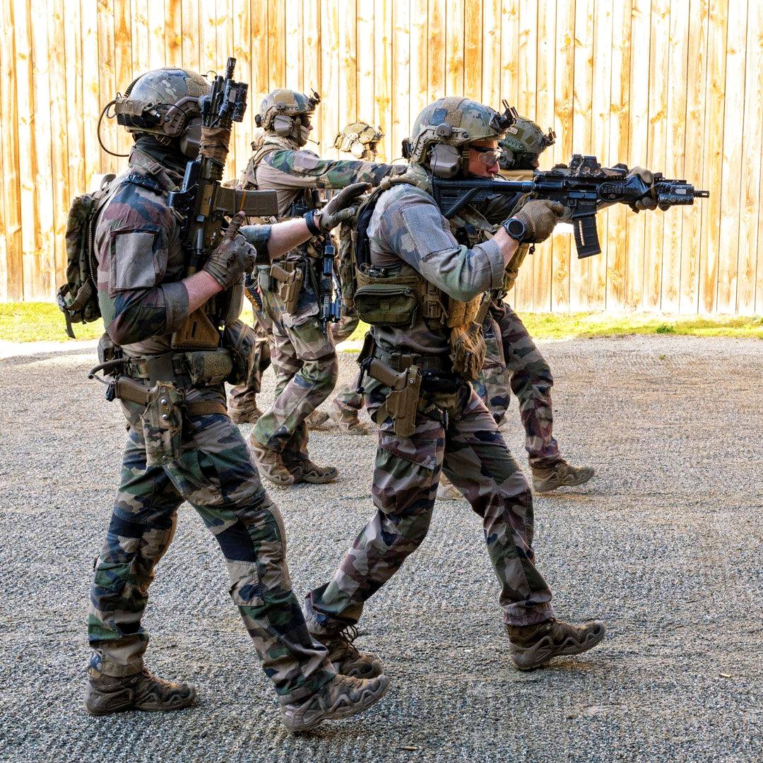French army's 1er RPIMa special forces test new Safran parachute
