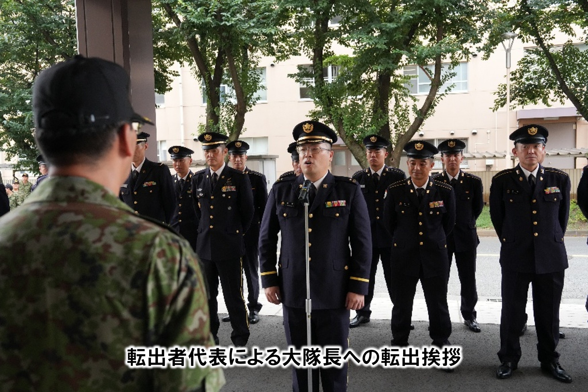 師団最先任上級曹長交代式】 師団は、3月13日、師団の准曹士隊員