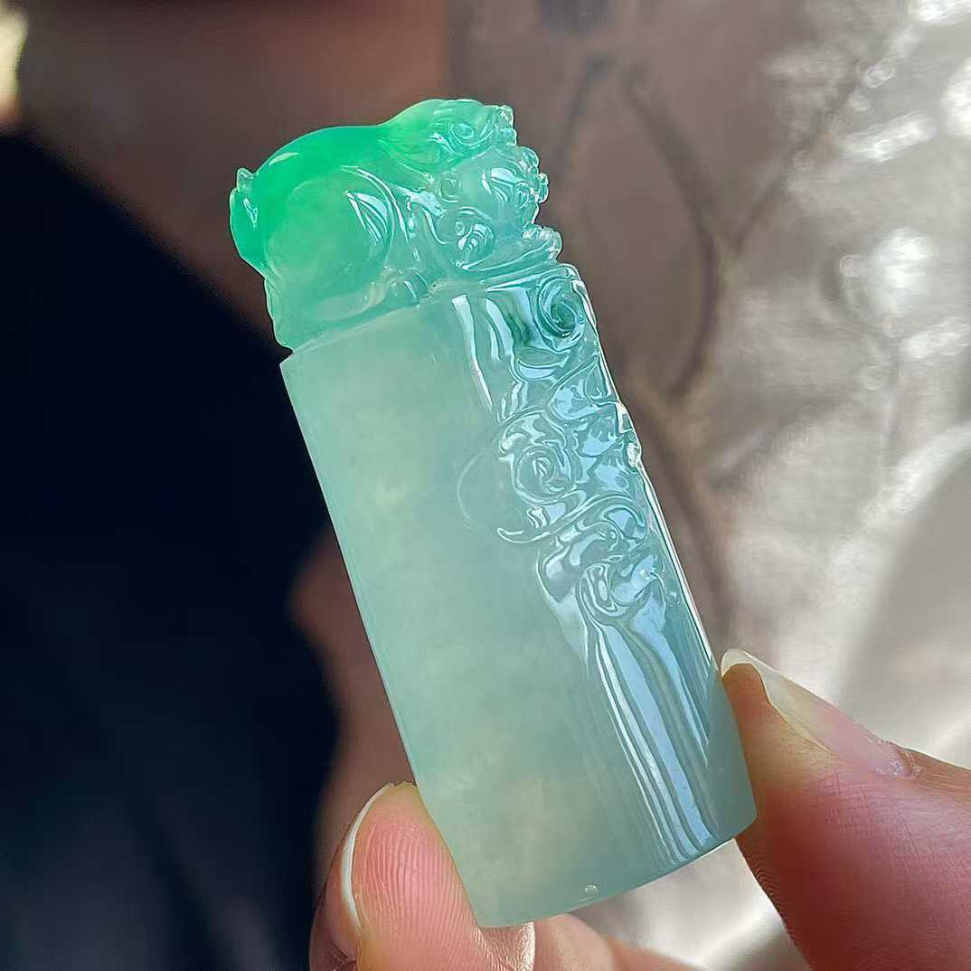冰飘绿花貔貅印章，无纹裂，水头足，尺寸46/18.2/14，喜欢的来，翡翠