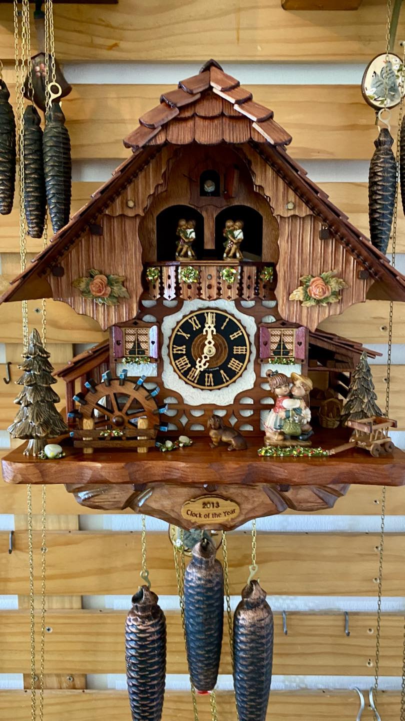 HÖNES 8 days Clock of the Year 2013! Kissing couple theme. Owner