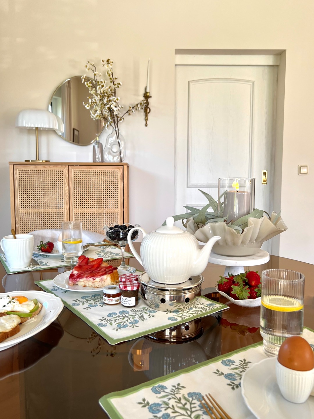 Ein süßes Frühstück macht das ganze Wochenende besser! @my_scandihome hat frühlingshaft und liebevoll eingedeckt mit unserem Geschirr LUCY und Gläsern RIFFLE.🫖🌼🥚 . . . #depot #depot_online #tischdeko