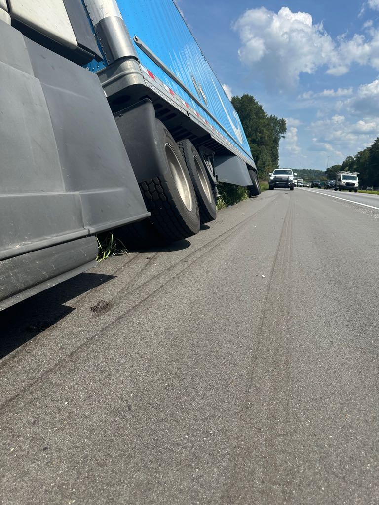 Traffic alert: I-85 South closed near Opelika due to 18-wheeler on