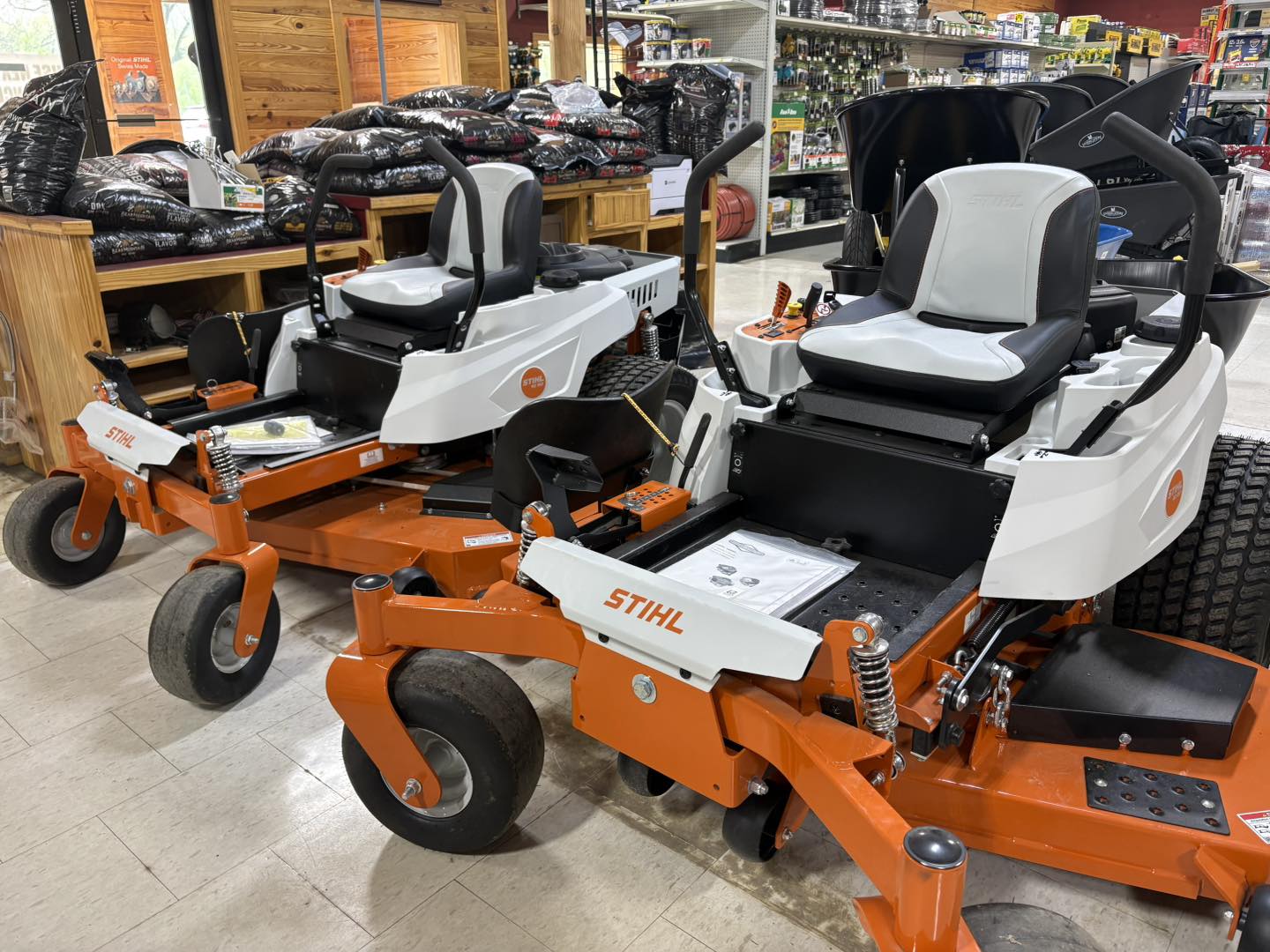ベル 🔥 MOWING SEASON STARTS NOW AT CALDWELL HARDWARE! 🔥 Upgrade your