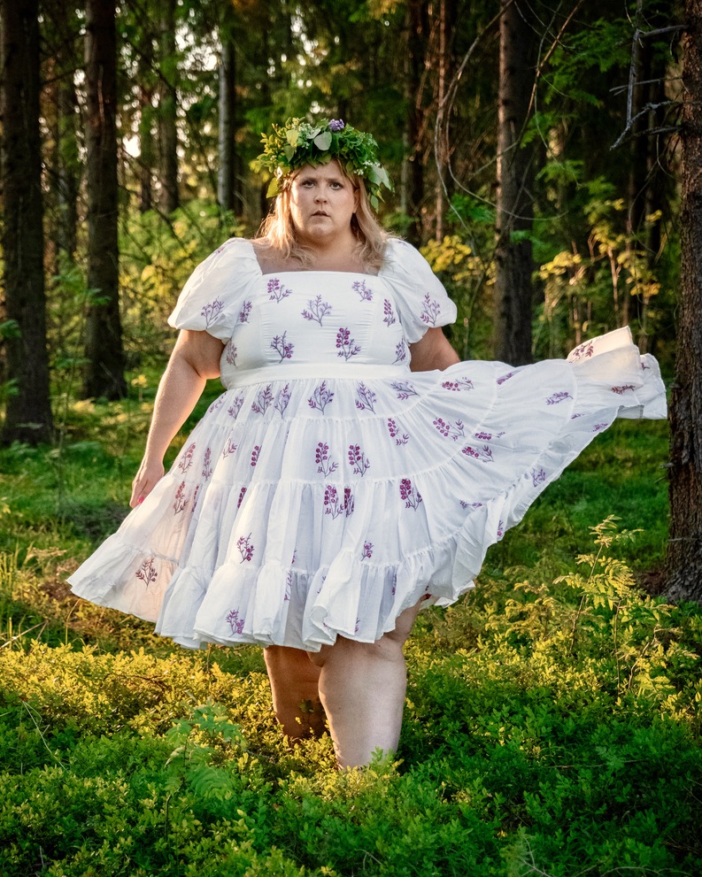 Living my whimsical fairytale fantasy 🦋 Tag your bestie who'd totally rock this Midsommar look 💐