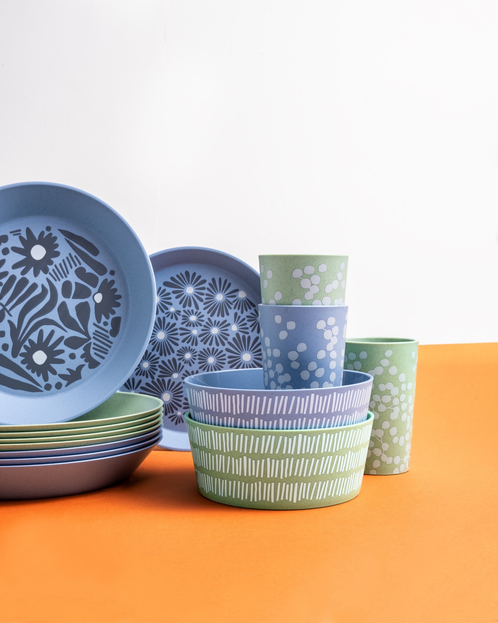 BLOMSTER is here! 🌸 Das leichte, robuste Geschirr für Picknick, Camping & Gartenparty bringt mit seinen Vintage‑Motiven sofort Ferienstimmung auf den Tisch. Teller, Schüsseln, Becher und Frischhaltedosen sind spülmaschinenfest, langlebig und in