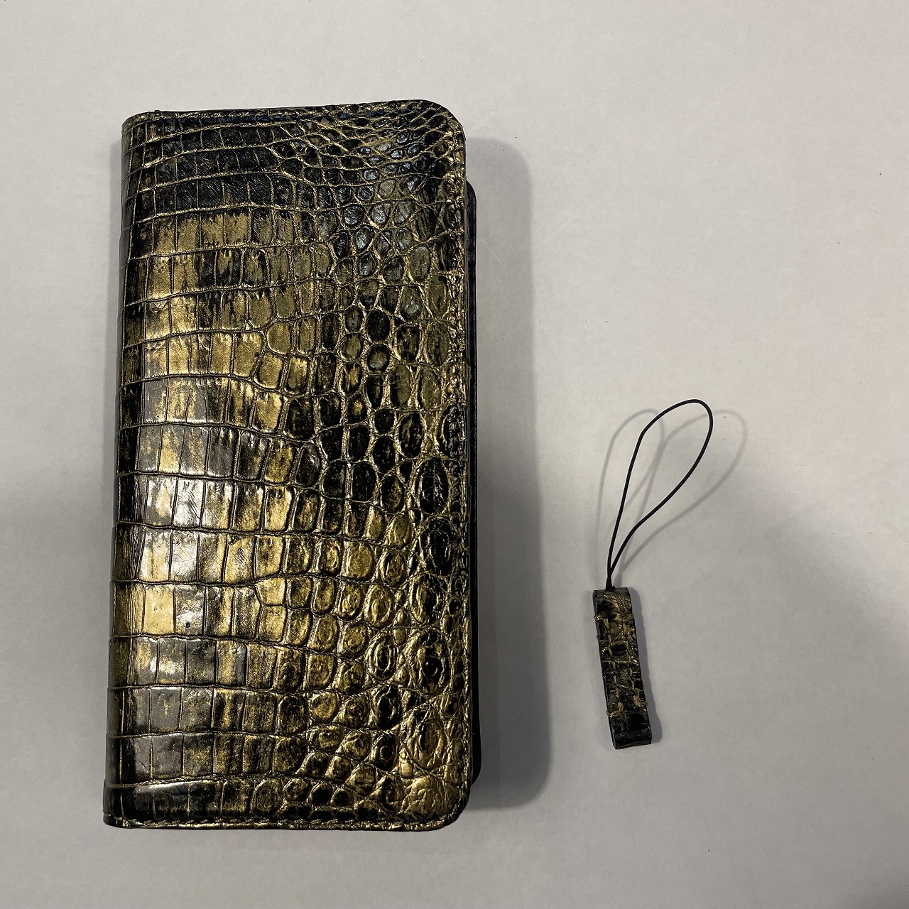 財布より、 長く触れている革製品かもしれません。 クロコダイルスマホ 