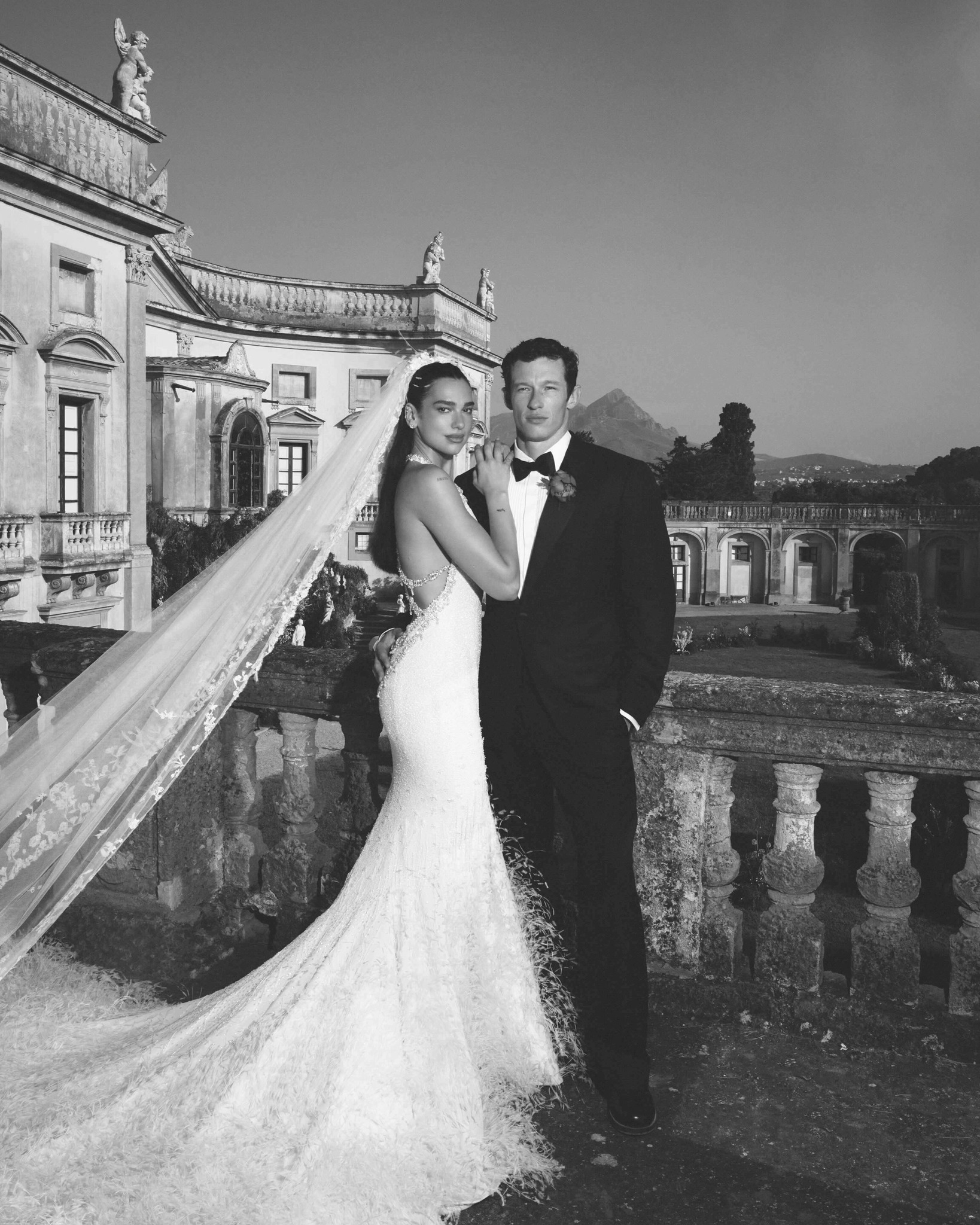 There has been much speculation over who designed #DuaLipa's wedding dress and now we have our answer. The first Chanel Haute Couture wedding dress designed by Matthieu Blazy for a friend of