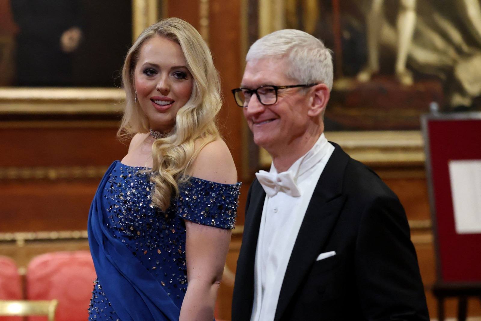 Lối - CEO Apple Tim Cook và các vị khách tháp tùng ông Trump được mời ...