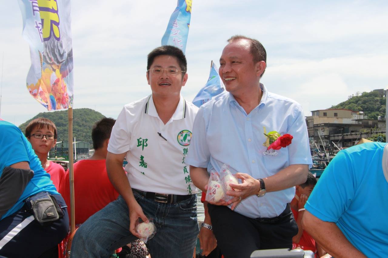 邱嘉進 - 《蘇澳新讚 產業藝文篇》 由宜蘭縣討海文化保育協會主辦的鯖魚祭活動，今年已是第七年。 嘉進與林聰賢縣長和南方澳鄉親共襄盛舉，完成大 ...