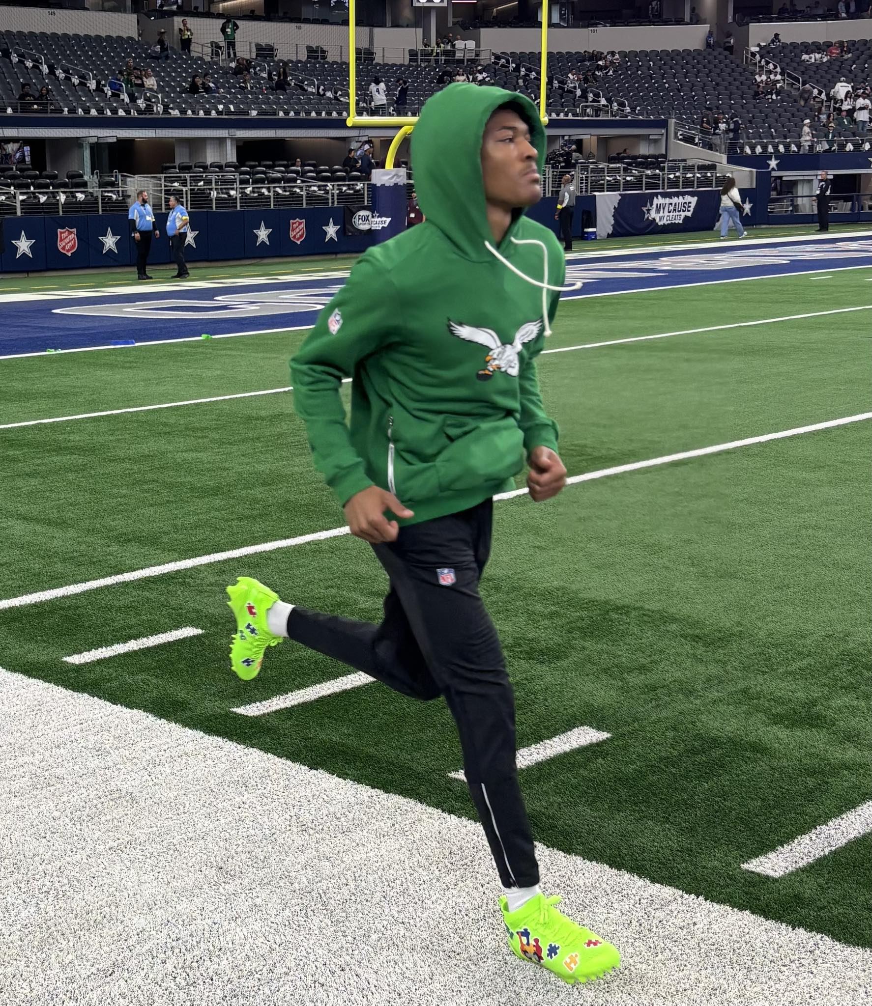 DeVonta Smith is here and warming up wearing the Eagles Autism