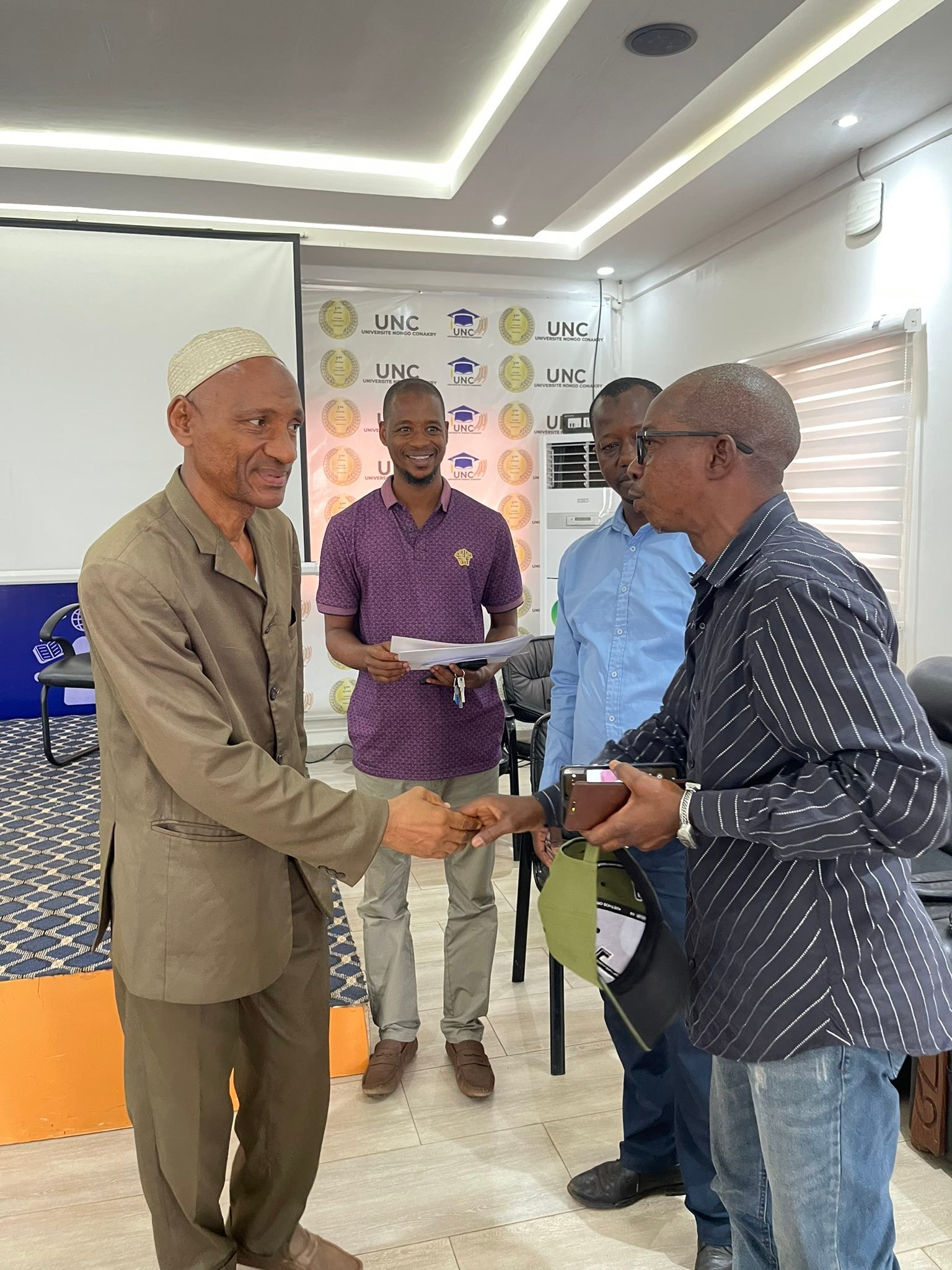𝐑𝐞𝐦𝐢𝐬𝐞 𝐝𝐞 𝐜𝐞𝐫𝐭𝐢𝐟𝐢𝐜𝐚𝐭𝐬 𝐝𝐞... - Université Nongo Conakry - UNC | Facebook