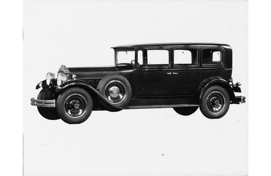 仙鶴7 1930 Packard seven-eighths left side view. Inscribed on photo back
