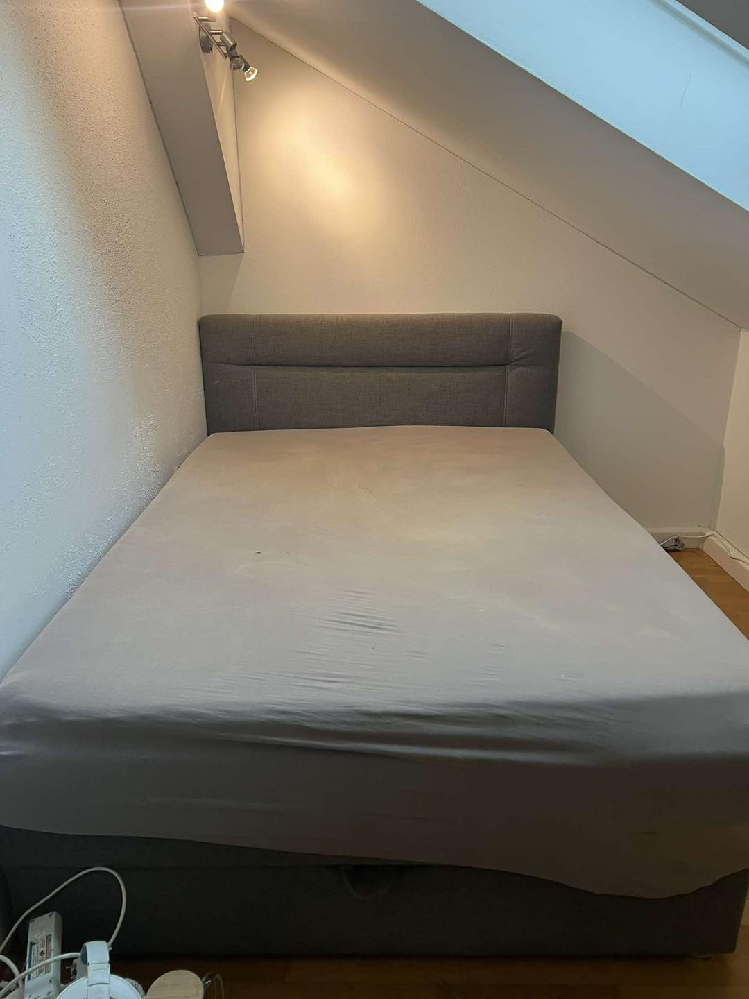 Boxspringbett zu verschenken Ich verschenke ein gut erhaltenes Boxspringbett zur Selbstabholung mit Topper. Das Bett stammt aus einem Haushalt mit Hund. Es ist jedoch leicht zu reinigen. Wichtige H