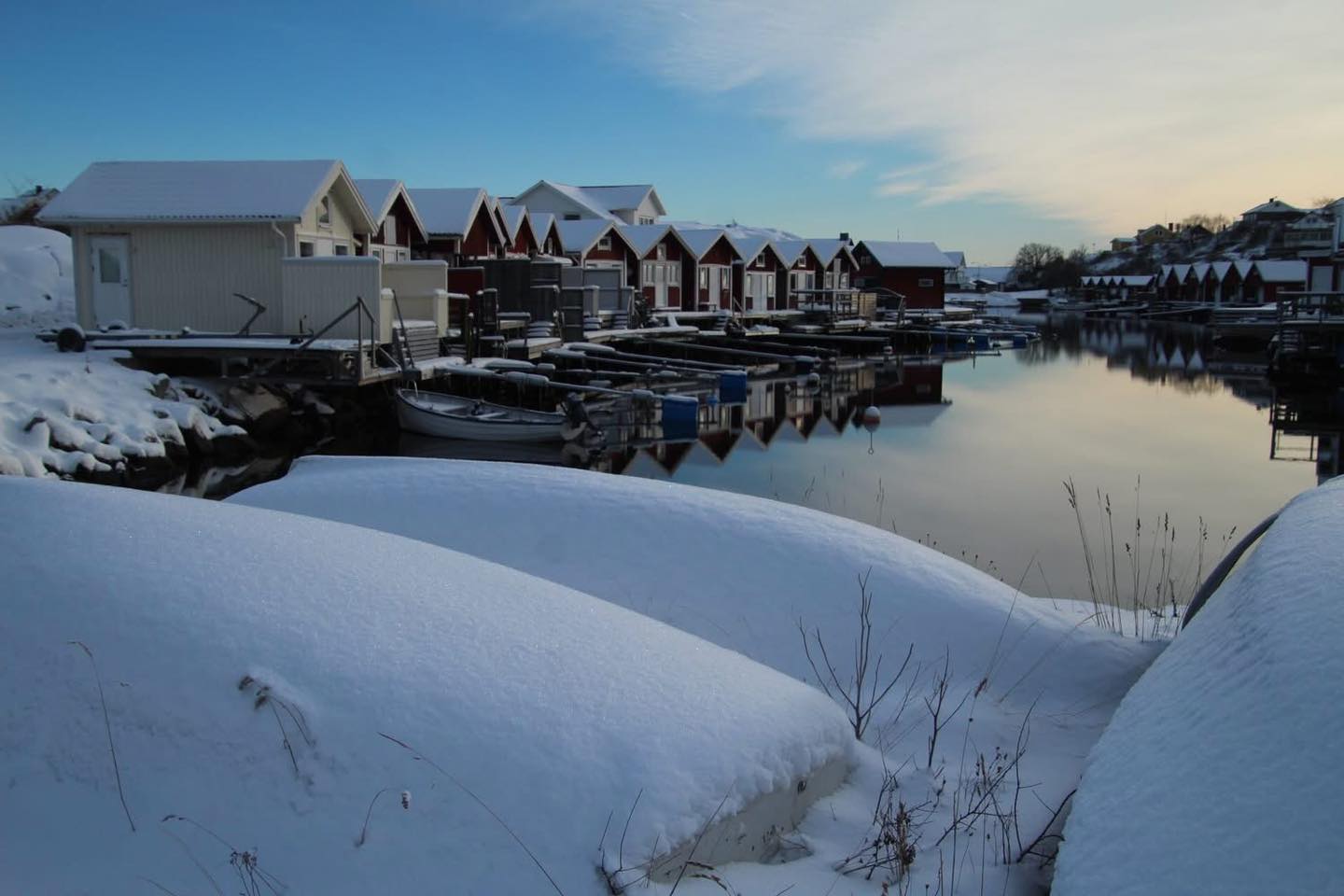 Smögenkusten - Smögen i januari, klätt i snö. ️ Hav, klippor och ...