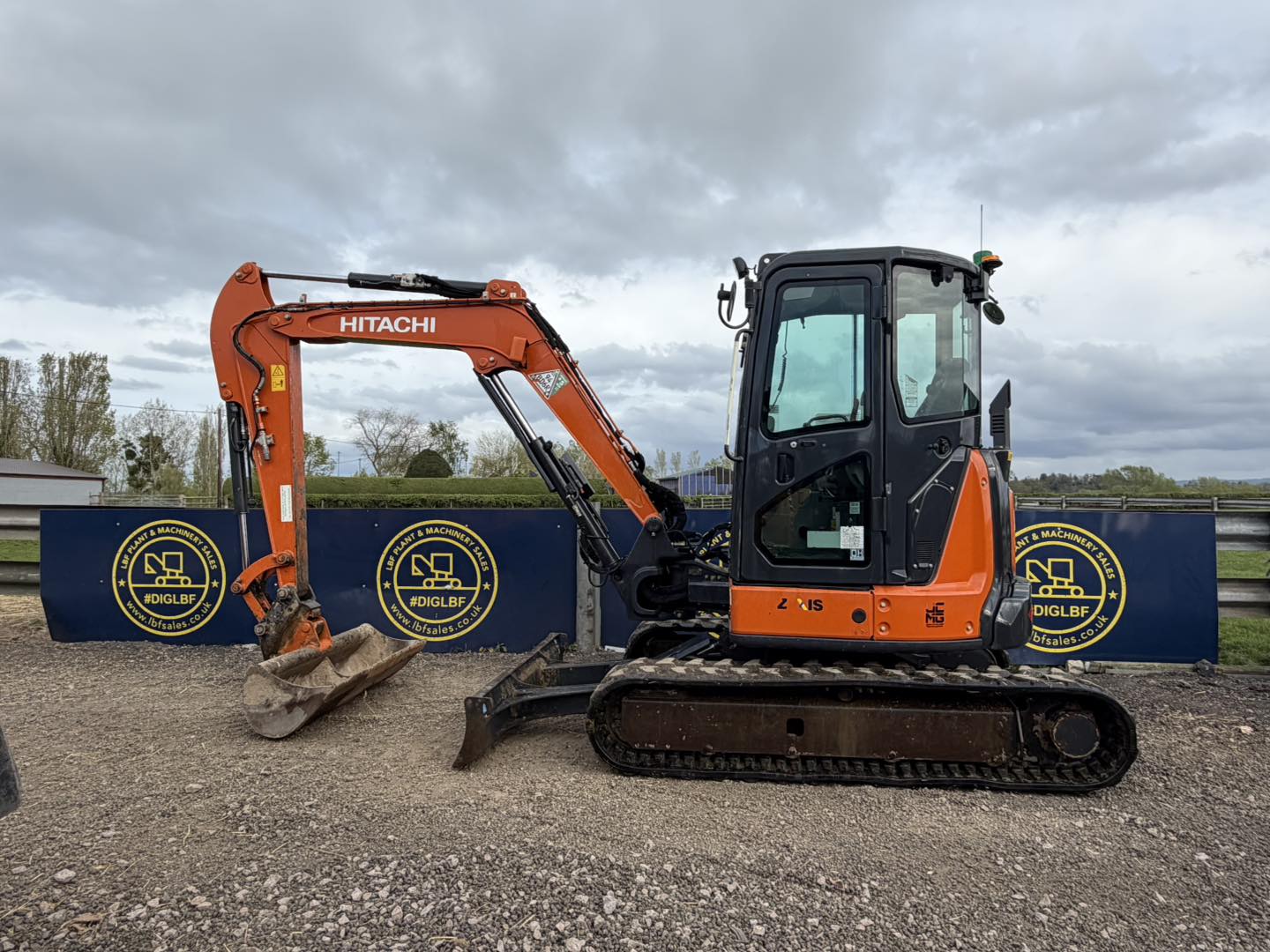 2022 Hitachi ZX48-6, 5 tonne excavator full headed cab, hammer