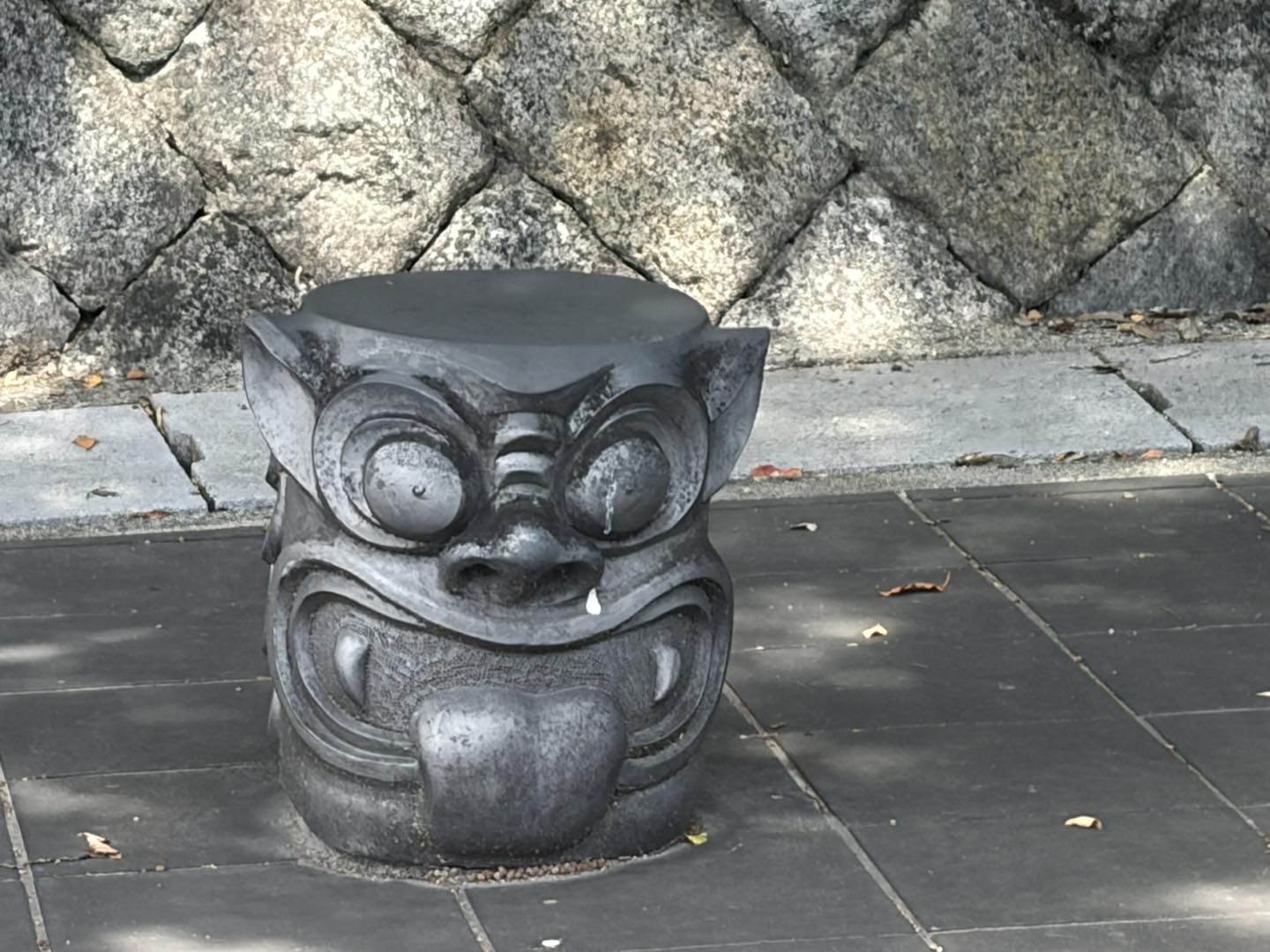 どうも、僕です。 神社の休憩所の屋根も瓦。 経の巻鬼瓦に掛け瓦も