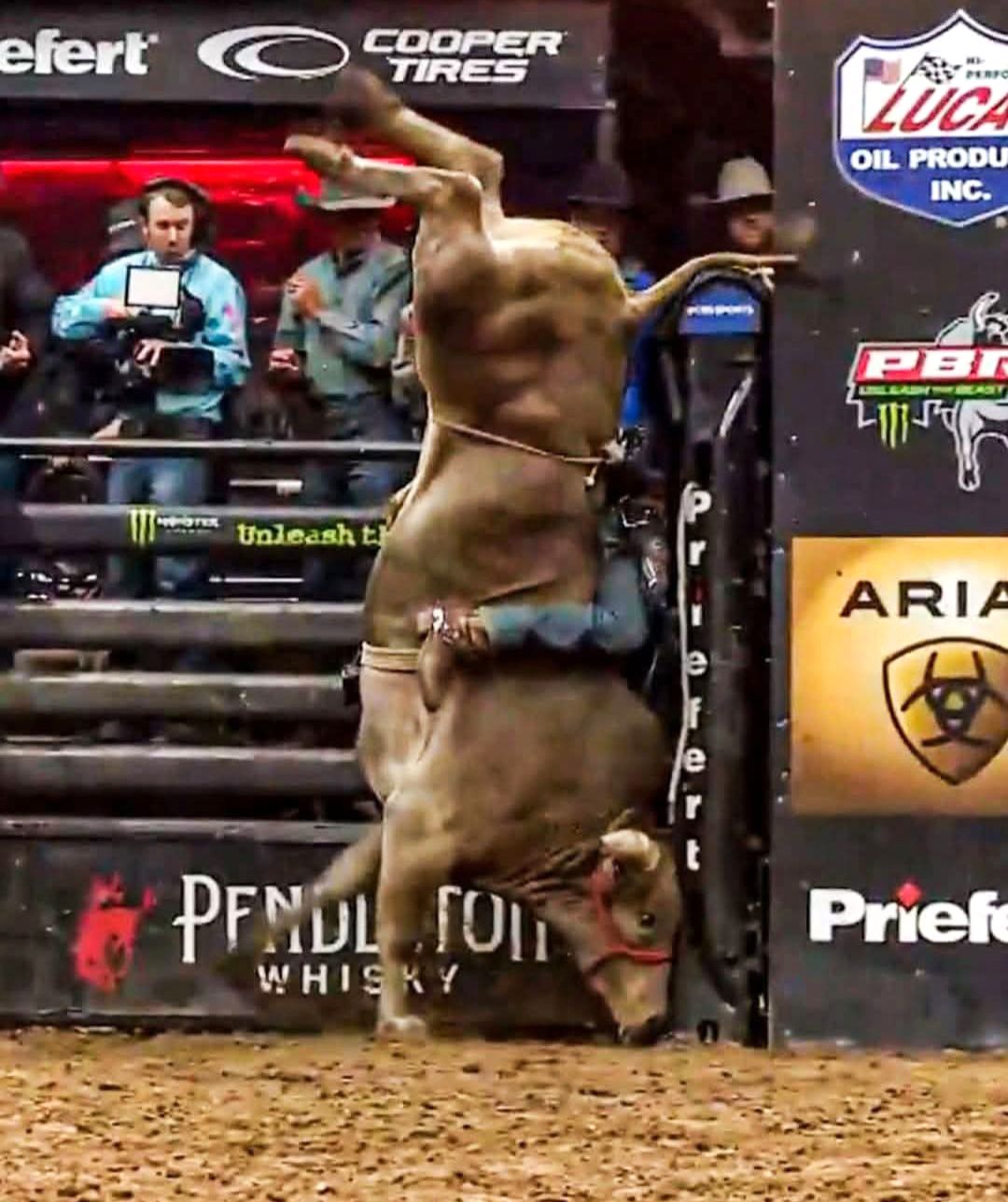 Rodeo - WOW! 😲 Great photograp! 📸 #rodeonewsbroadcast #rodeo #pbr ...