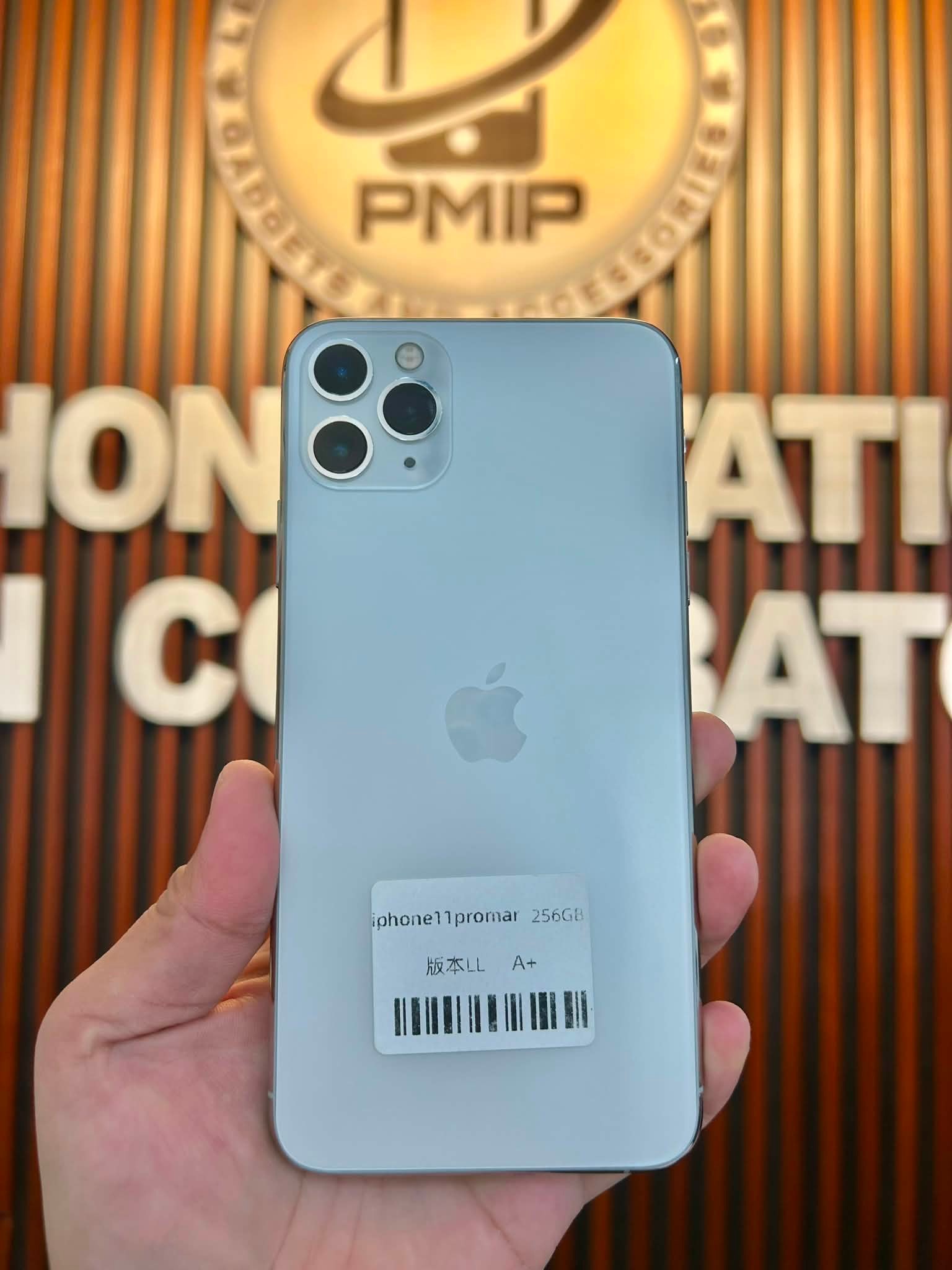 iPhone 11PROMAX 256GB Color White? Grab yours now! ✔️ Pwede 