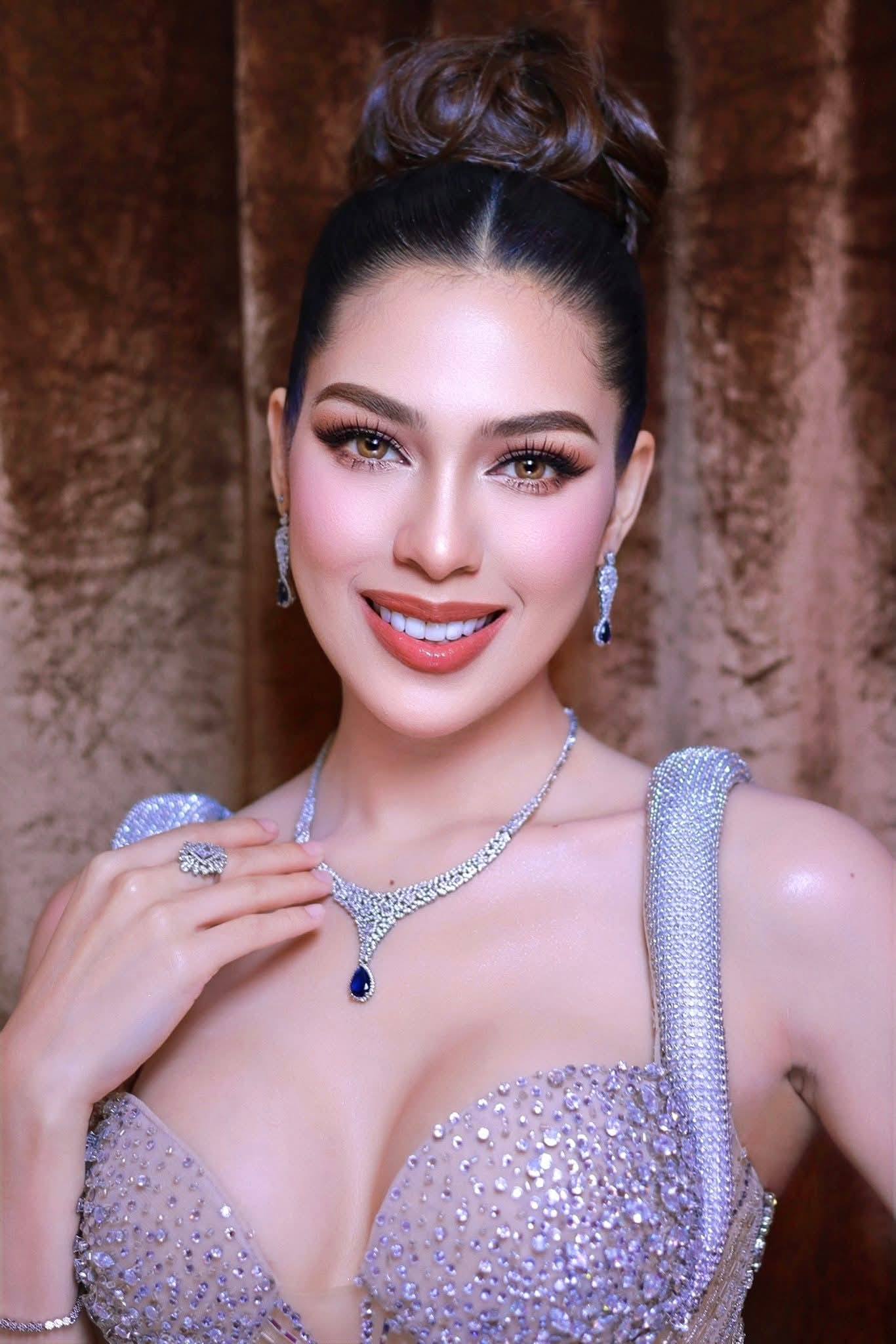 News5 - DYOSA! 😍 Serving face card si Miss Cosmo 2025 Runner-Up Chelsea ...