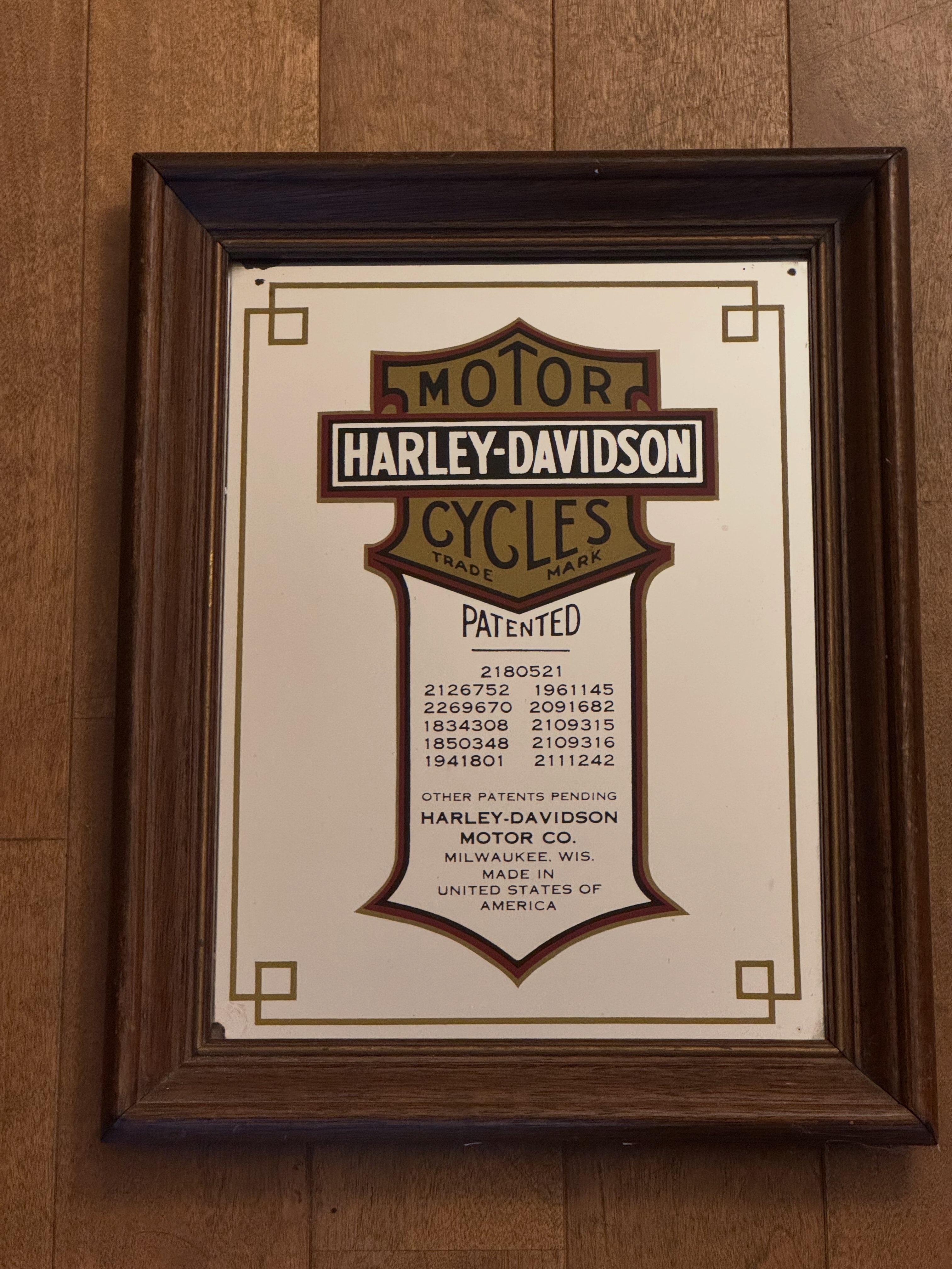 アメリカから輸入した HARLEY-DAVIDSONのパブミラーです。 ガレージに