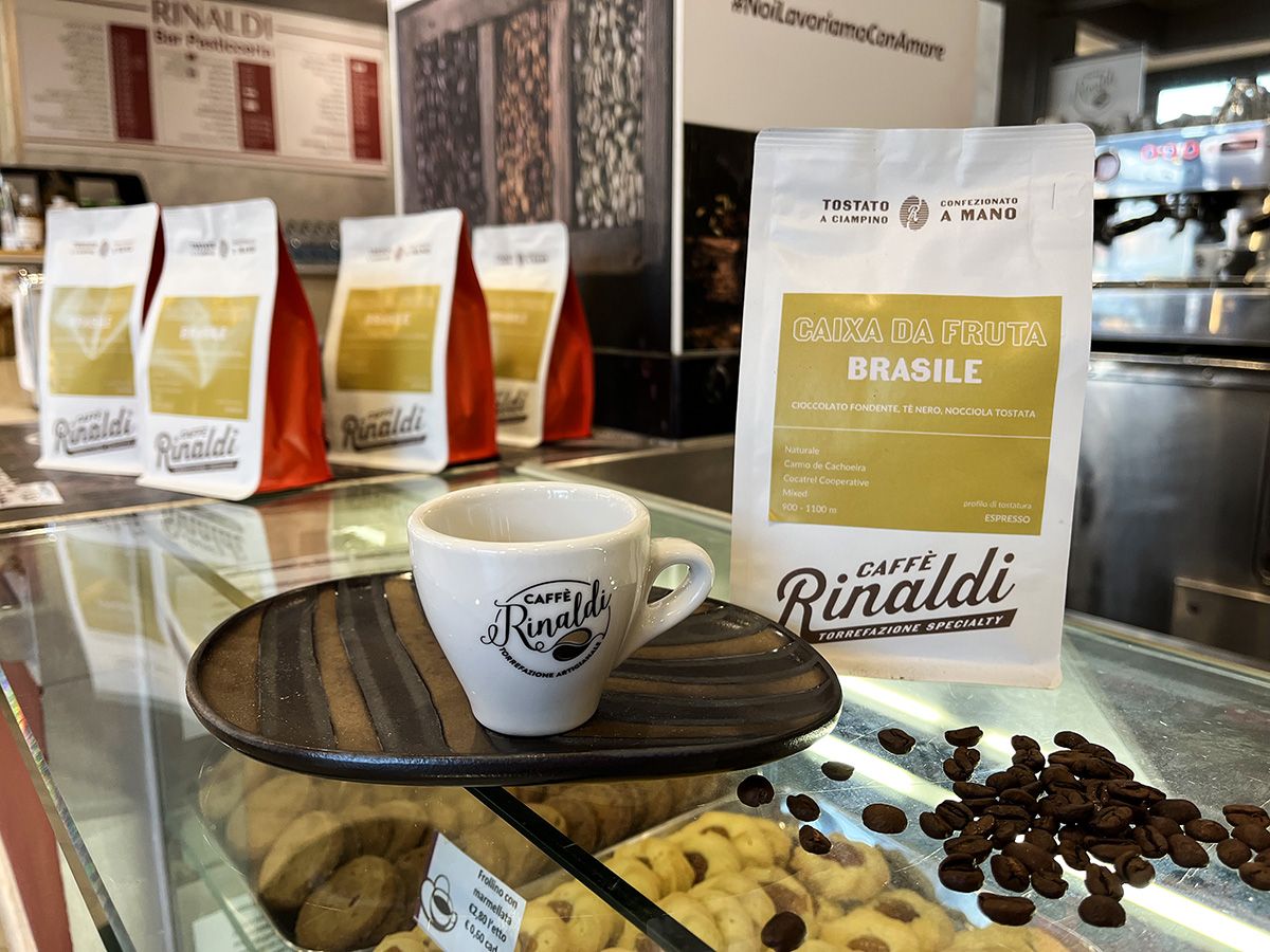 Bar - 𝐂𝐚𝐟𝐟𝐞̀ 𝐑𝐢𝐧𝐚𝐥𝐝𝐢 𝐜𝐚𝐦𝐛𝐢𝐚 𝐯𝐞𝐬𝐭𝐞, 𝐦𝐚 𝐧𝐨𝐧 𝐥𝐚 𝐬𝐮𝐚 𝐞𝐬𝐬𝐞𝐧𝐳𝐚. Il Caffè ...
