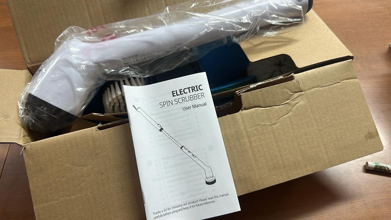 Spazzola Elettrica Rotante Senza Fili Con 8 Testine, Asta Regolabile 30-137 Cm, Velocità 300-400 RPM, Impermeabile IPX7, Ricarica USB-C E Display Batteria