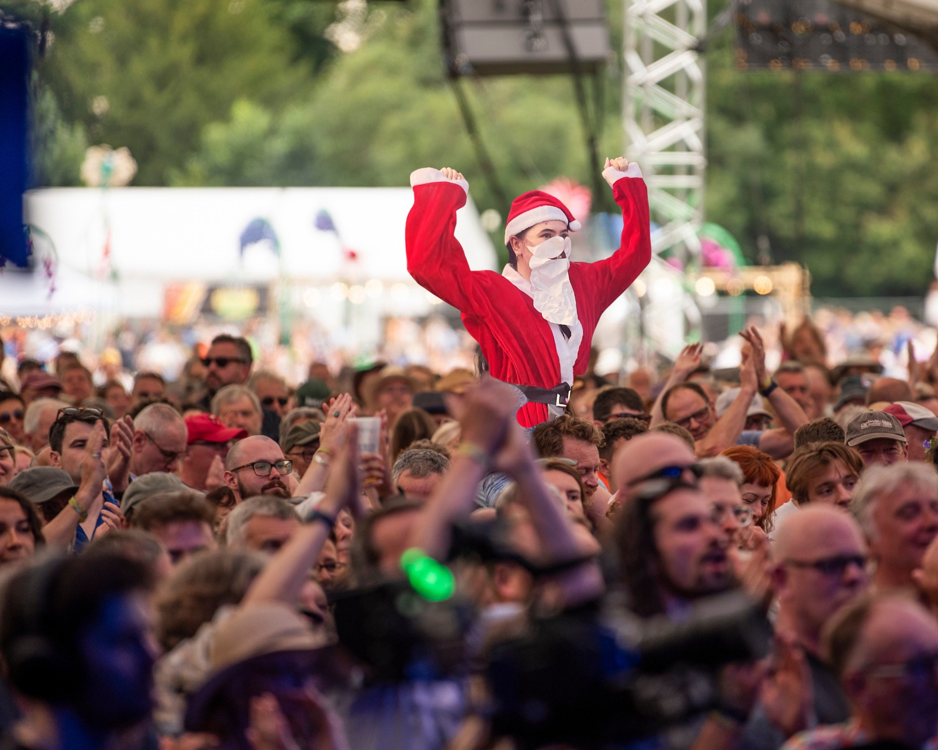 🎁 Cambridge Folk Festival Advent Countdown: Day 1 🎄 It gives us