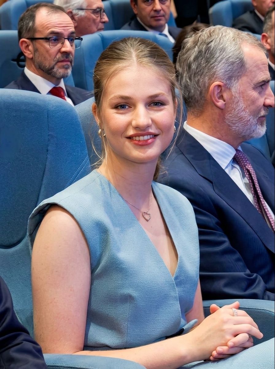 princess leonor blue dress EUROPE'S YOUNGEST HEIR! ✨ looks breathtaking in soft V‑neck + dainty necklace! True royal grace! 💙👑 Beauty lies in simplicity! 🇪🇸💙 Leonor of Asturias, heir to the Spanish Color:Black/White Stripe