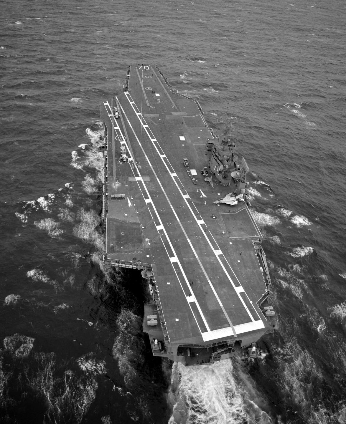 Now that's pushing some water! Here is USS Carl Vinson CVN-70