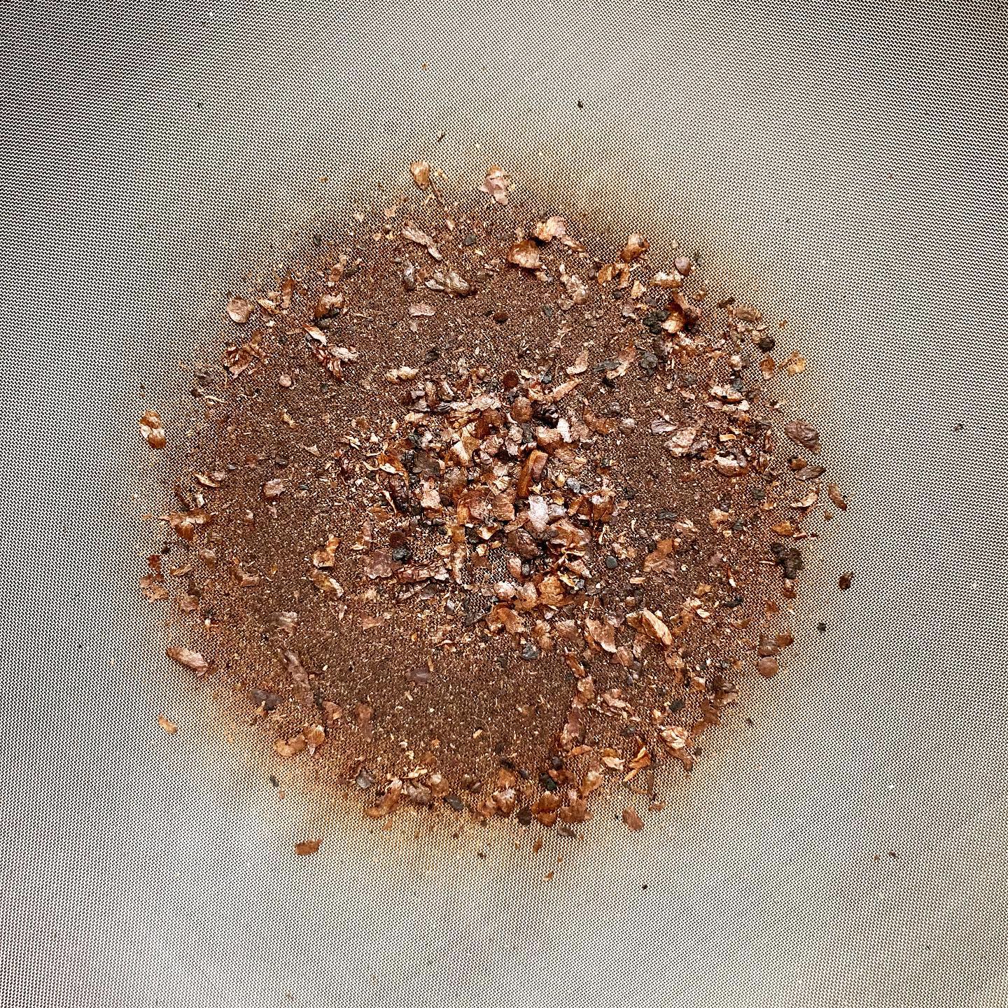 ROSSy COFFEE - 【 チャフ 】 500gを中深煎りまで焙煎した チャフ（薄皮）の量...