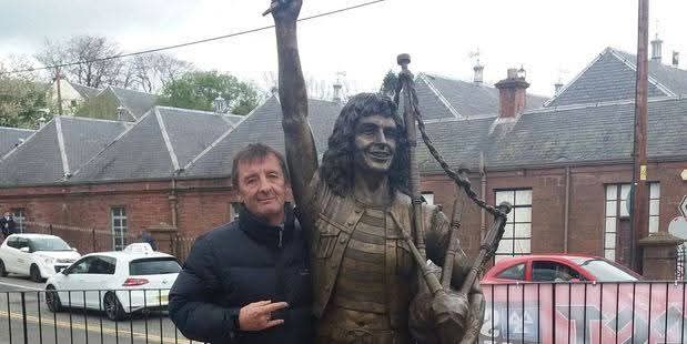 AC/DC - Phil Rudd with the Bon Scott statue in Kirriemuir, Scotland. AC ...